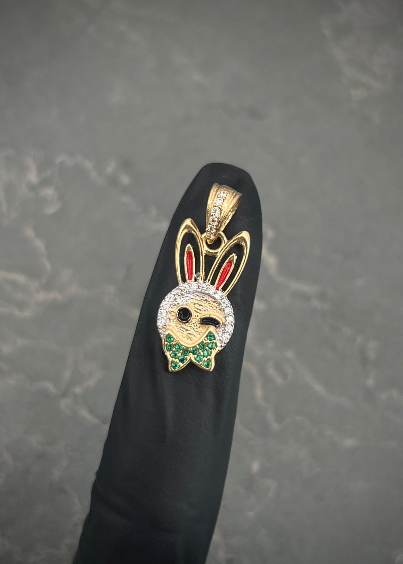 Dije conejo con swarovski blanco y verde 2.5gr / Largo 2,5cm / Oro Amarillo Nac M