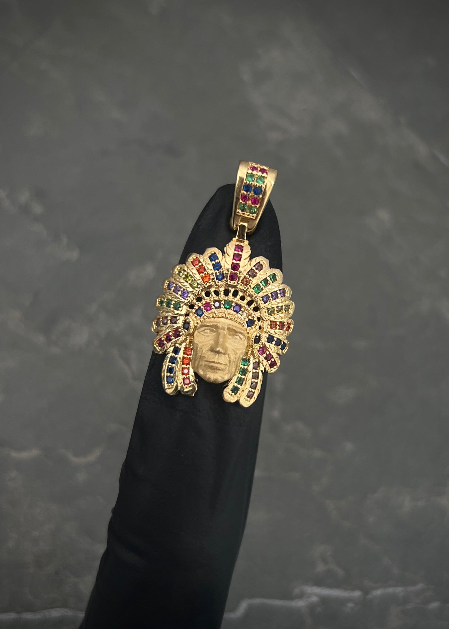 Dije de indio con swarovski multicolor 4.8gr / Largo 3cm / Oro Amarillo Nac M