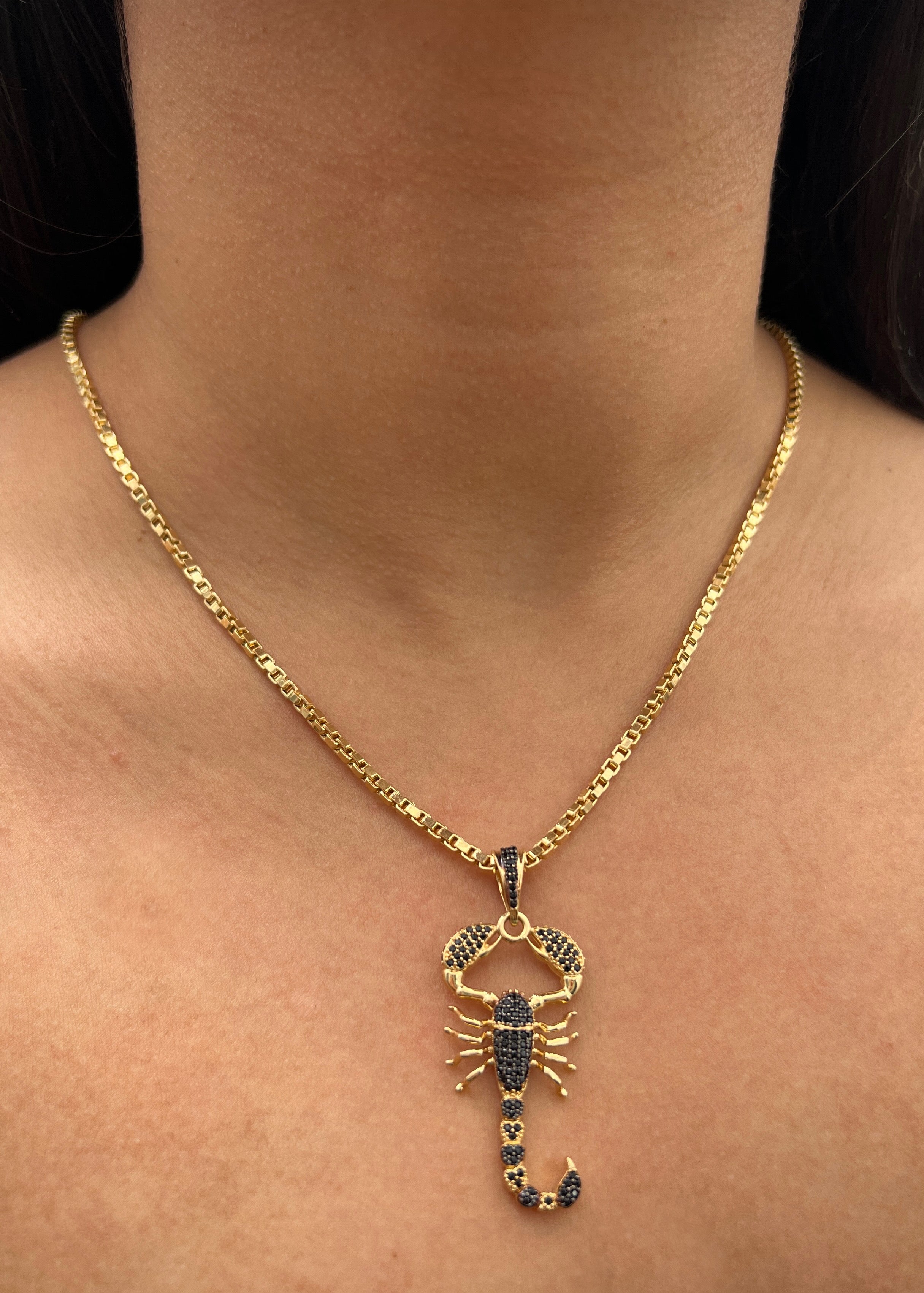 Dije escorpion con swarovski negro 6.2gr / Largo 4.8cm / Oro Amarillo Nac B