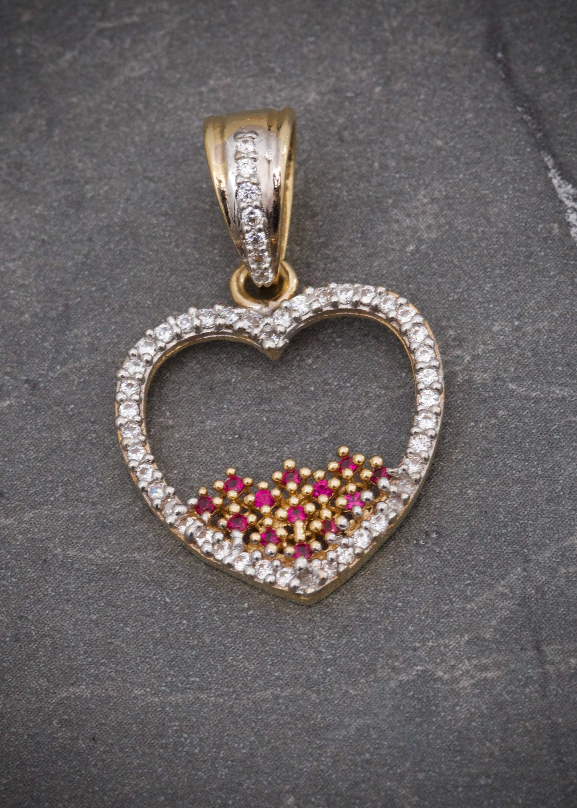 Dije corazon con swarovski fucsia y blanco 2.5gr / Largo 2.5cm / Oro Amarillo Nac M