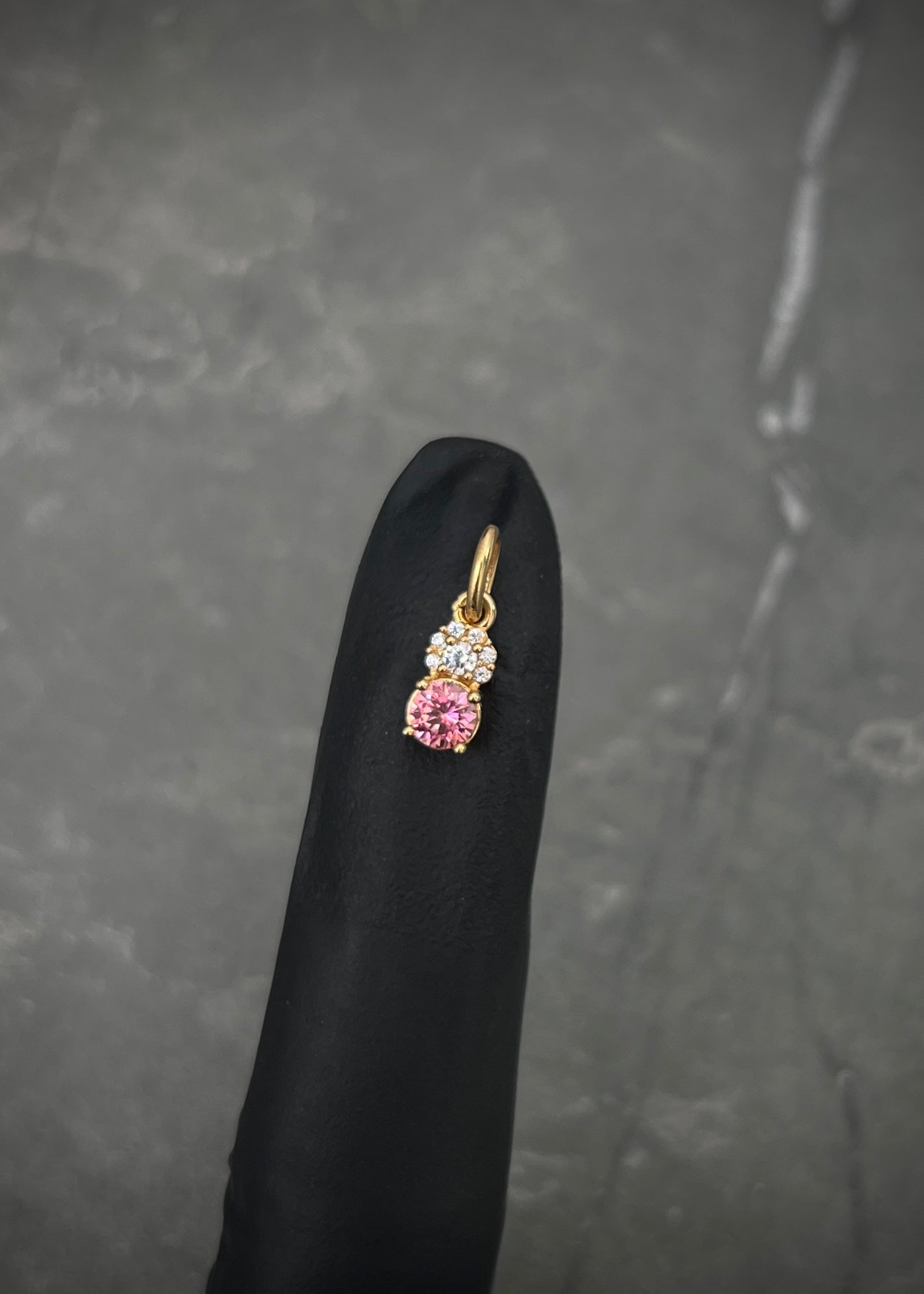 Dije con swarovski rosado y blanco 0.6gr / Largo 1.3cm / Oro Amarillo Nac M