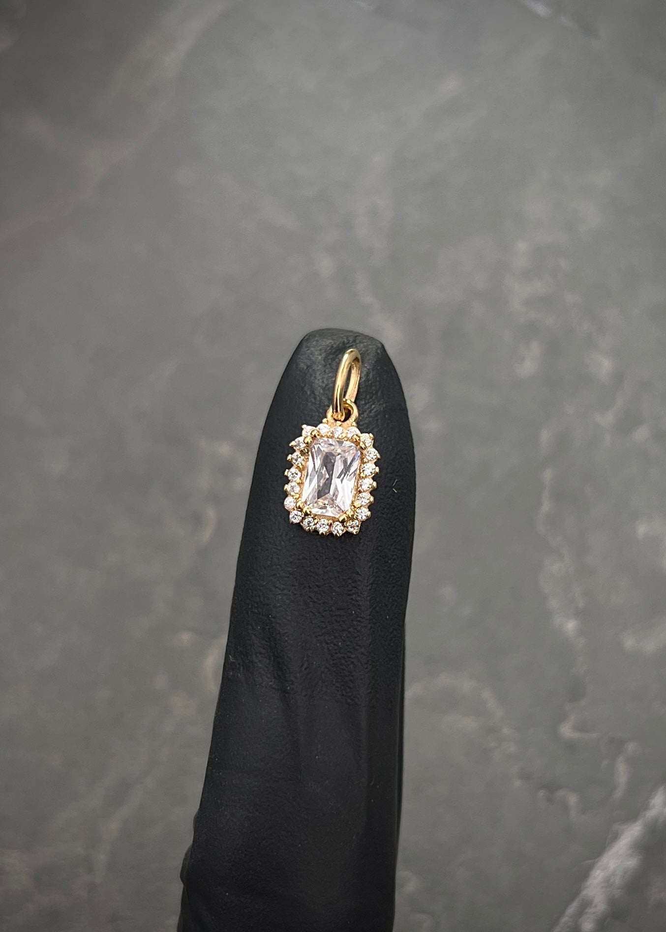 Dije con swarovski blanco 0.95gr / Largo 1.5cm / Oro Amarillo Nac P