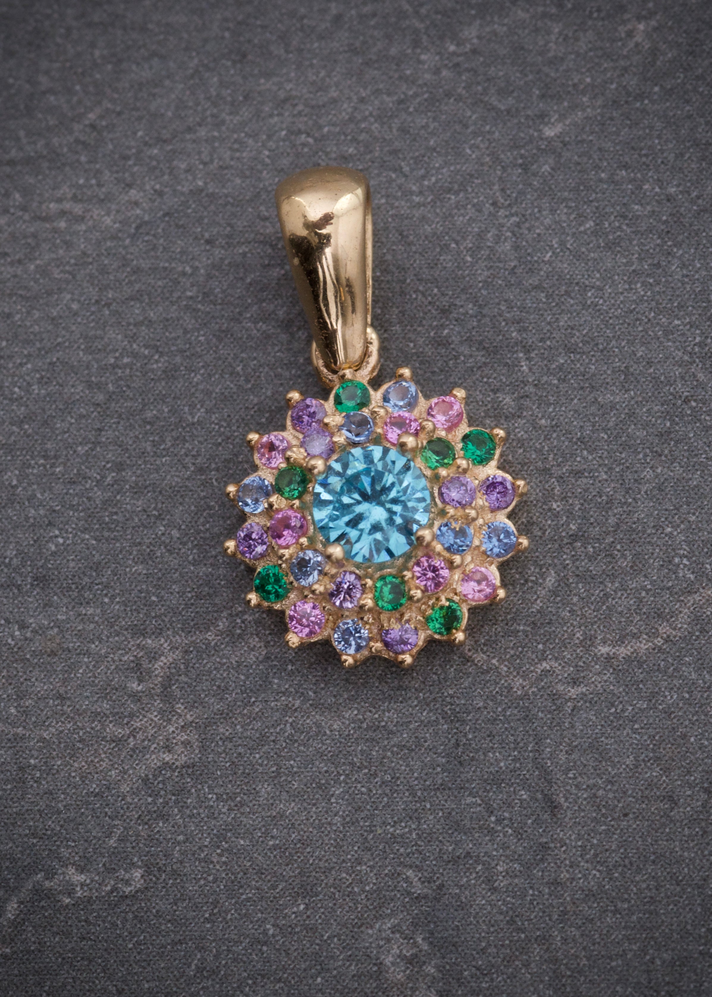 Dije flor con swarovski multicolor 1.75gr / Largo 1.7cm / Oro Amarillo Nac P