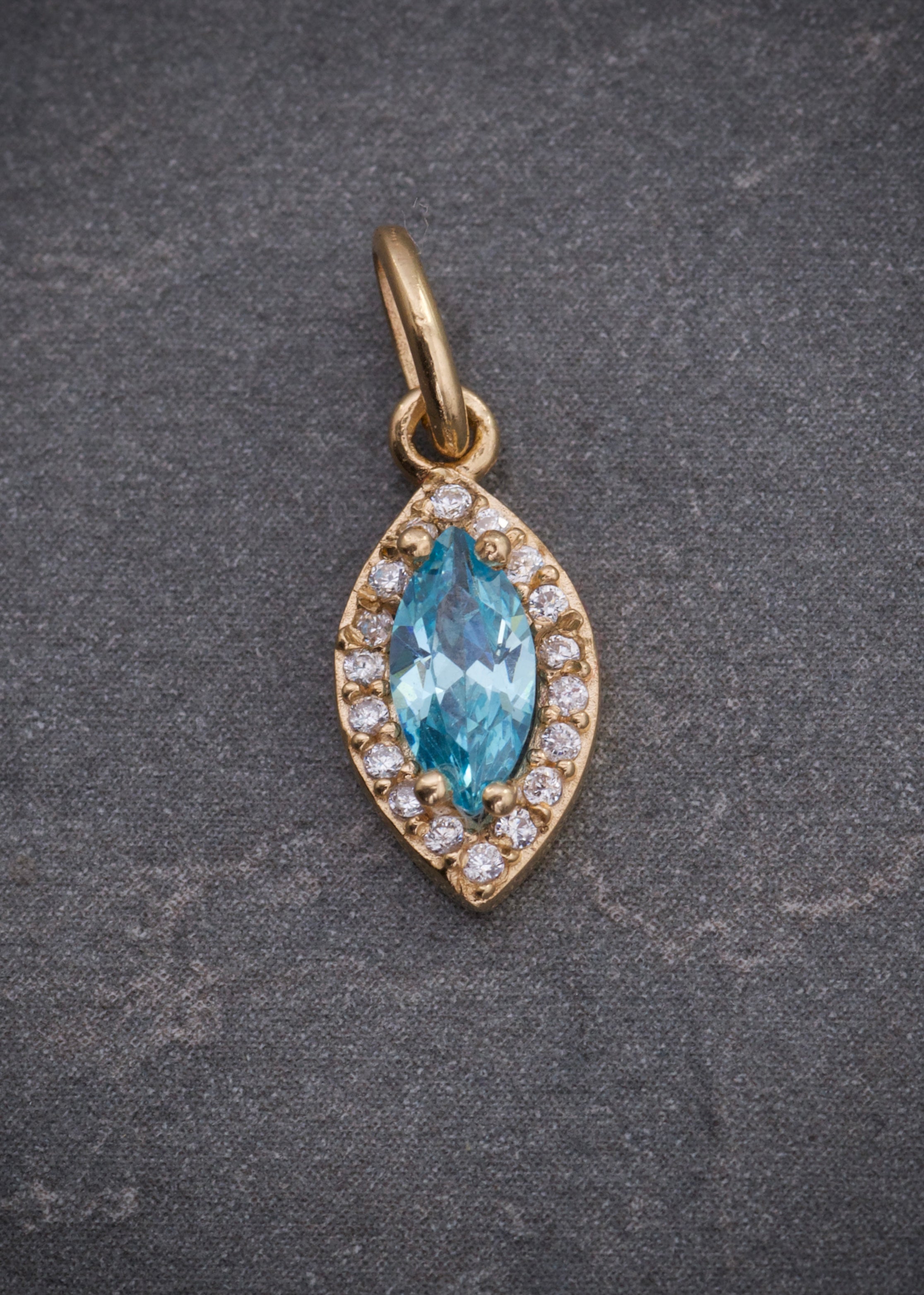 Dije con swarovski azul y blanco 0.8gr / Largo 1.6cm / Oro Amarillo Nac P