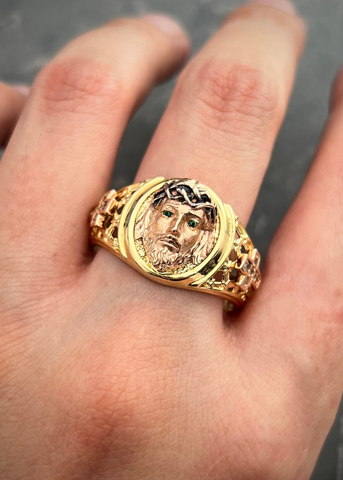 Anillo rostro de jesus con swarovski 8.6gr / TALLA 11 3/4 / Dos Oros Nac M