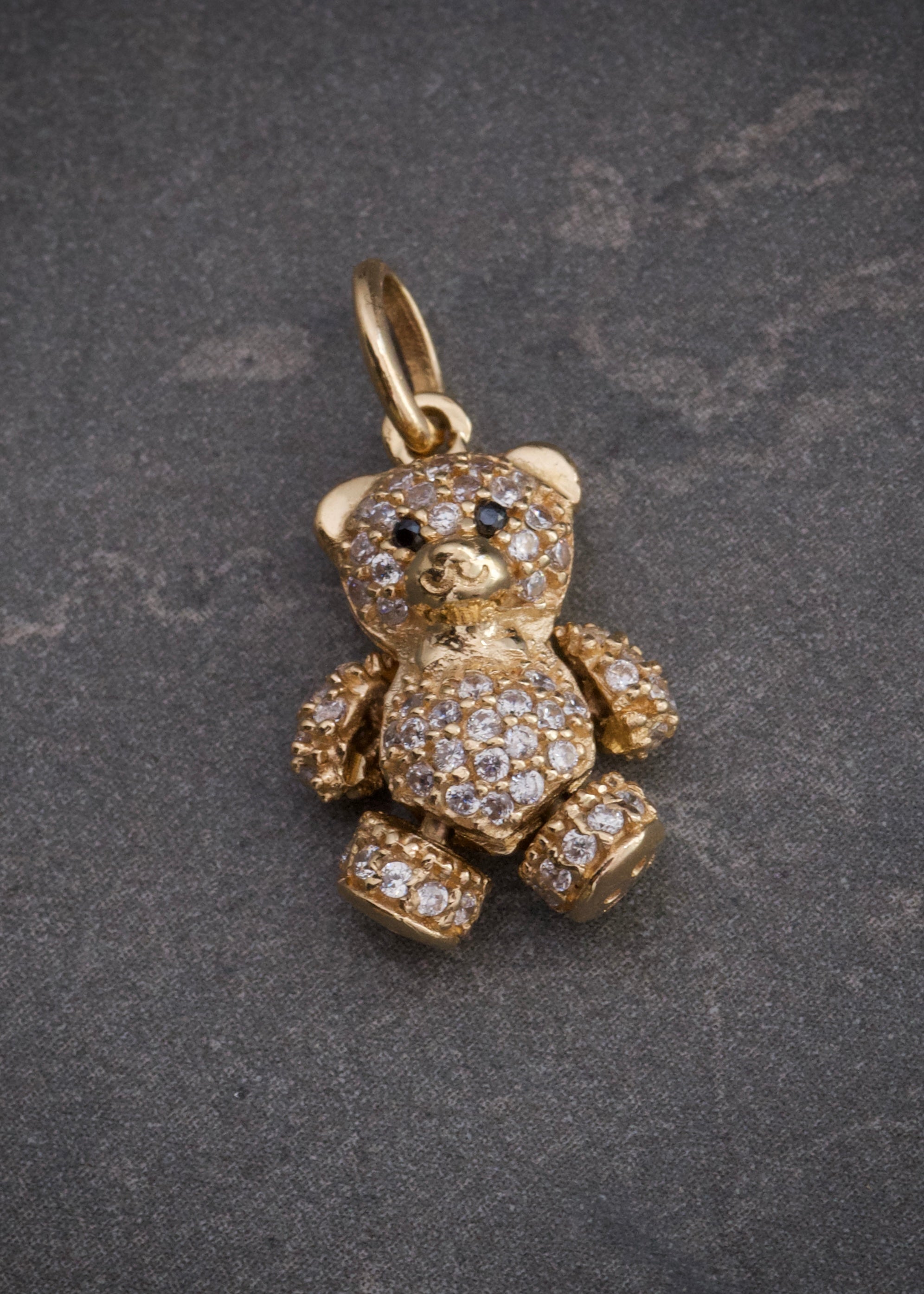 Dije oso articulado con swarovski blanco 2.6gr / Largo 2cm / Oro Amarillo Nac M