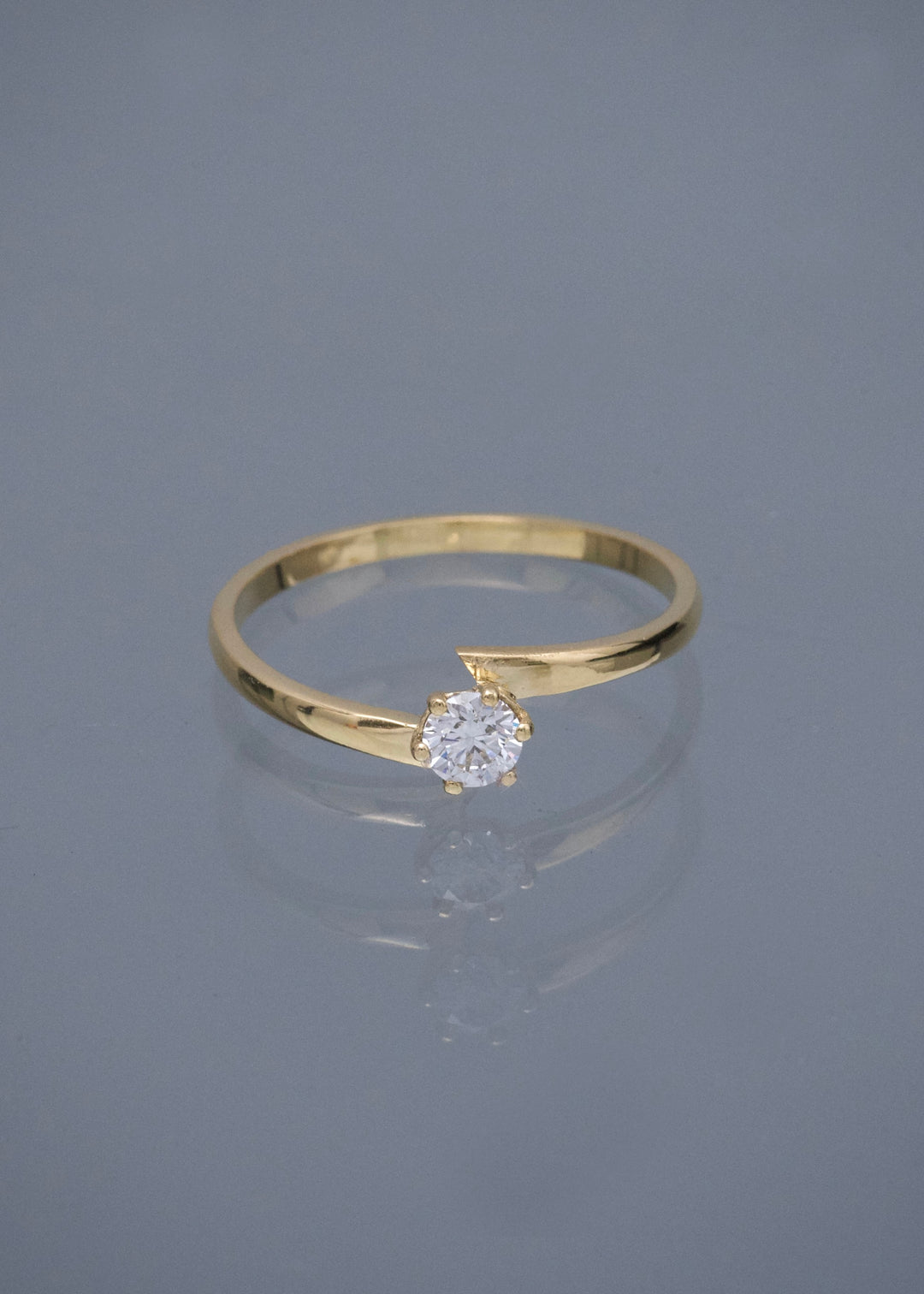Solitario con 30pts de Diamante 2.4gr / Talla 9 3/4 — Oro Amarillo