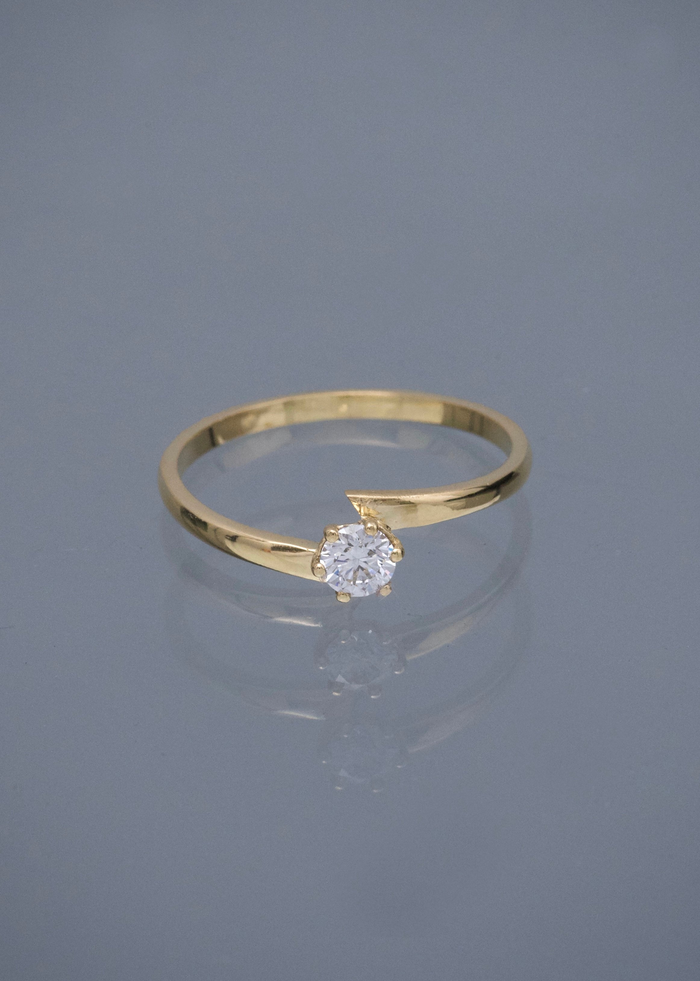 Solitario con 30pts de Diamante 2.4gr / Talla 9 3/4 — Oro Amarillo