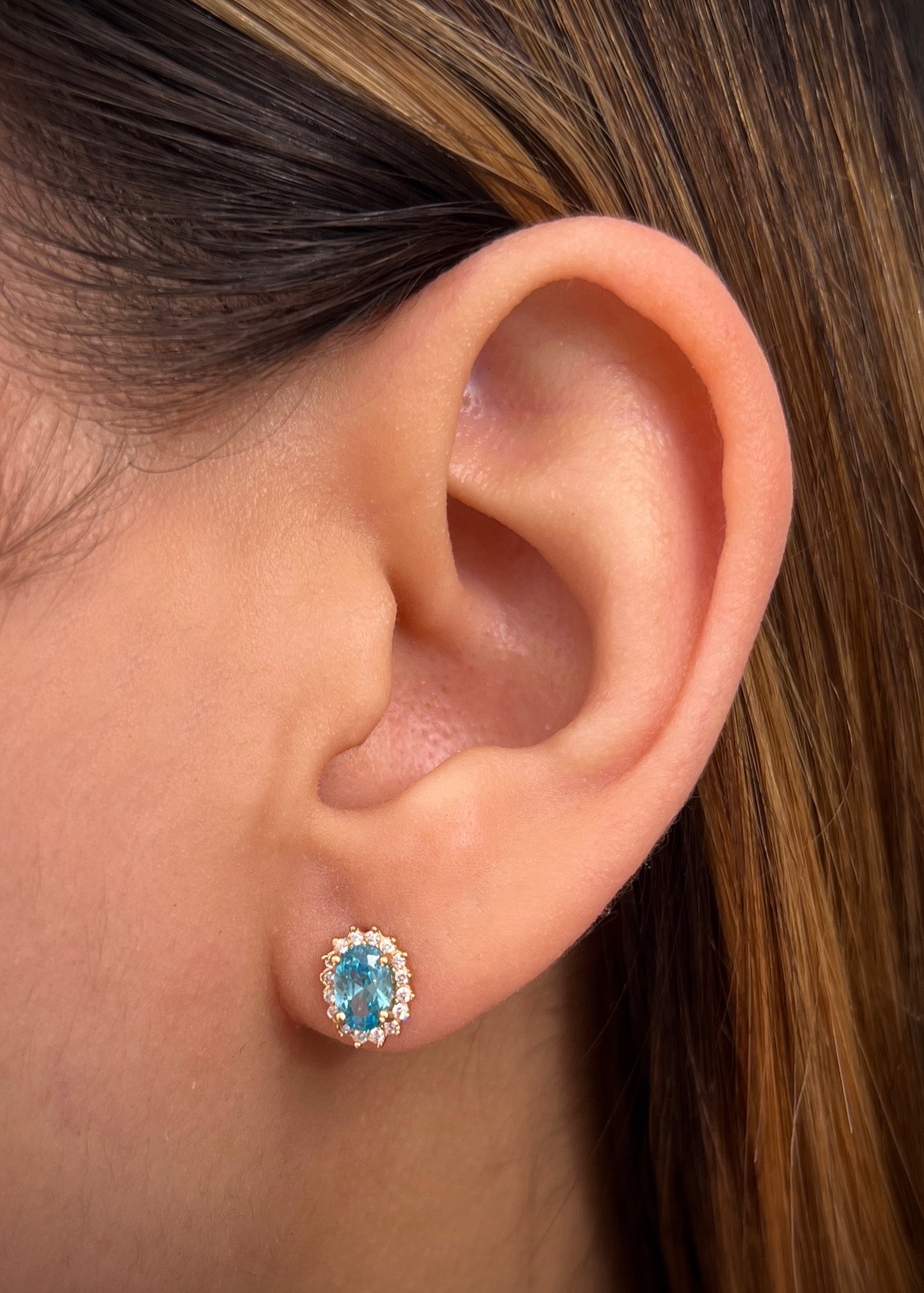 Topos ovalado con swarovski azul y blanco 1.55gr / Largo 0.8cm / Oro Amarillo Nac M