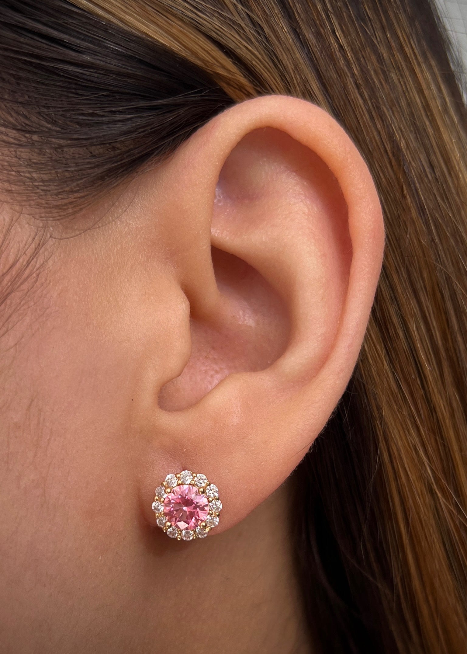 Topos flor con swarovski rosado y blanco 3.2gr / Largo 0.9cm / Oro Amarillo Nac M