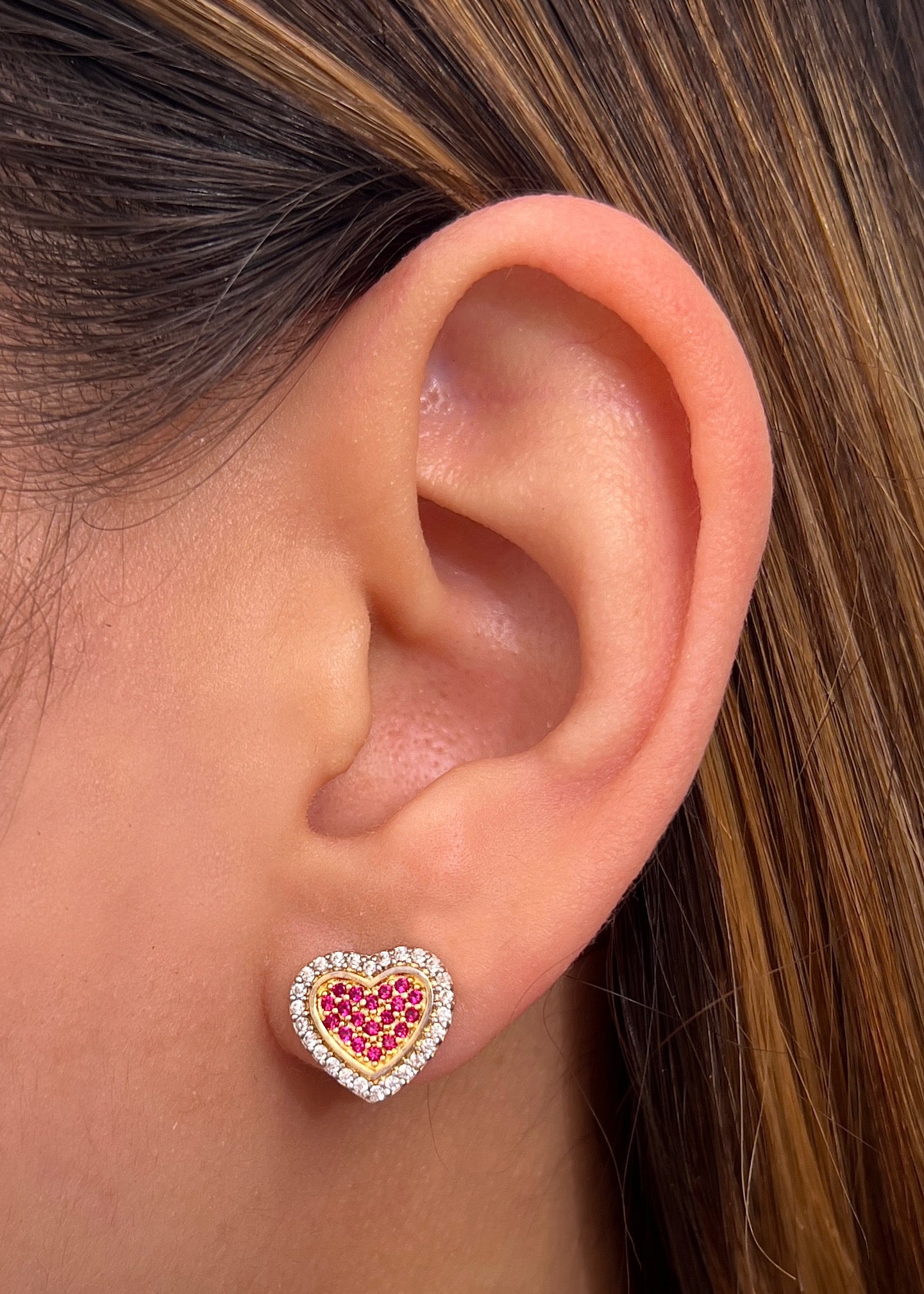 Topos corazon con swarovski fucsia y blanco 2.8gr / Largo 1.8cm / Oro Amarillo Nac M