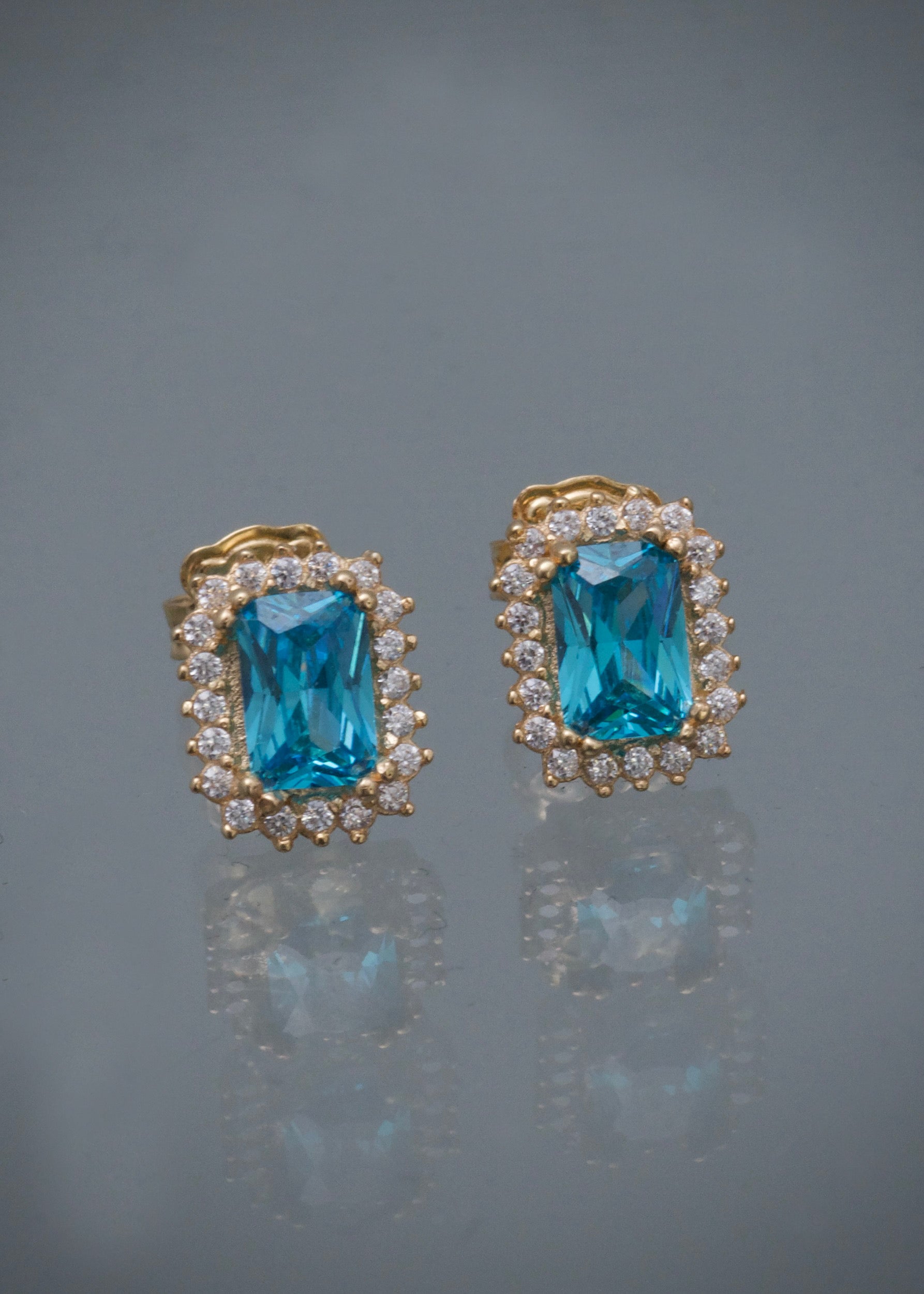 Topos con swarovski azul y blanco 2.25gr / Largo 0.9cm / Oro Amarillo Nac M