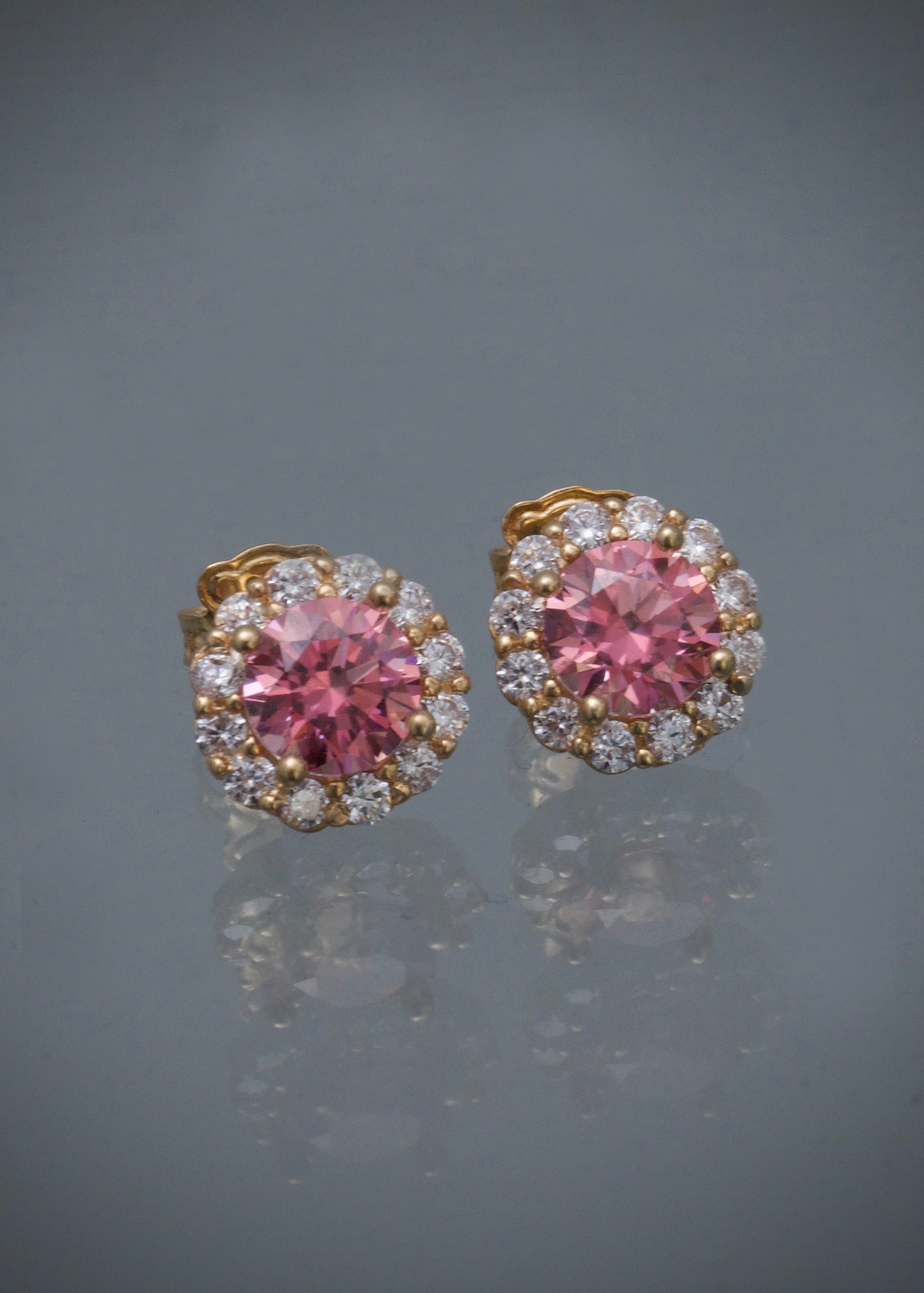 Topos flor con swarovski rosado y blanco 3.2gr / Largo 0.9cm / Oro Amarillo Nac M