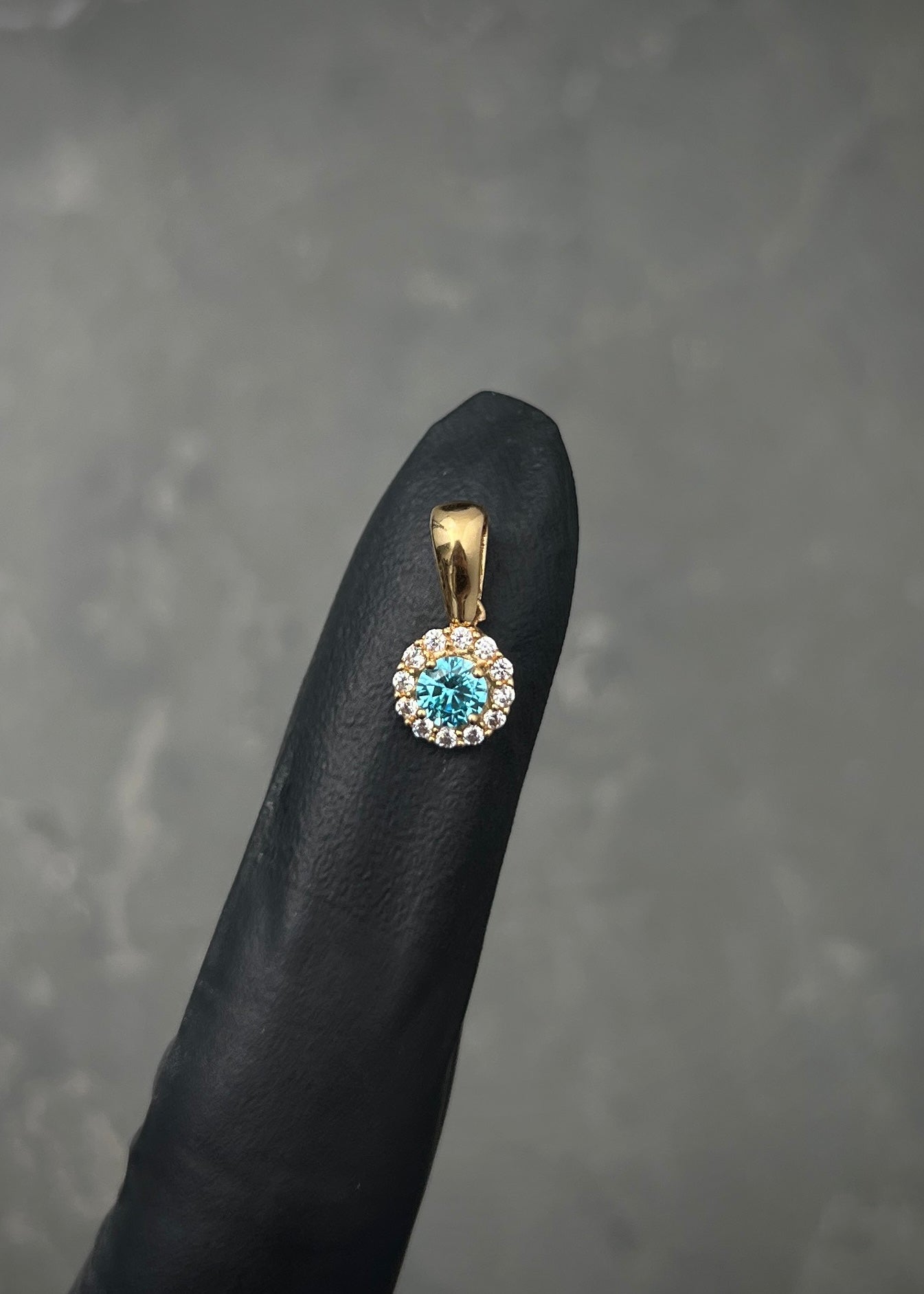 Dije flor con swarovski azul y blanco 0.9gr / Largo 1.3cm / Oro Amarillo Nac M