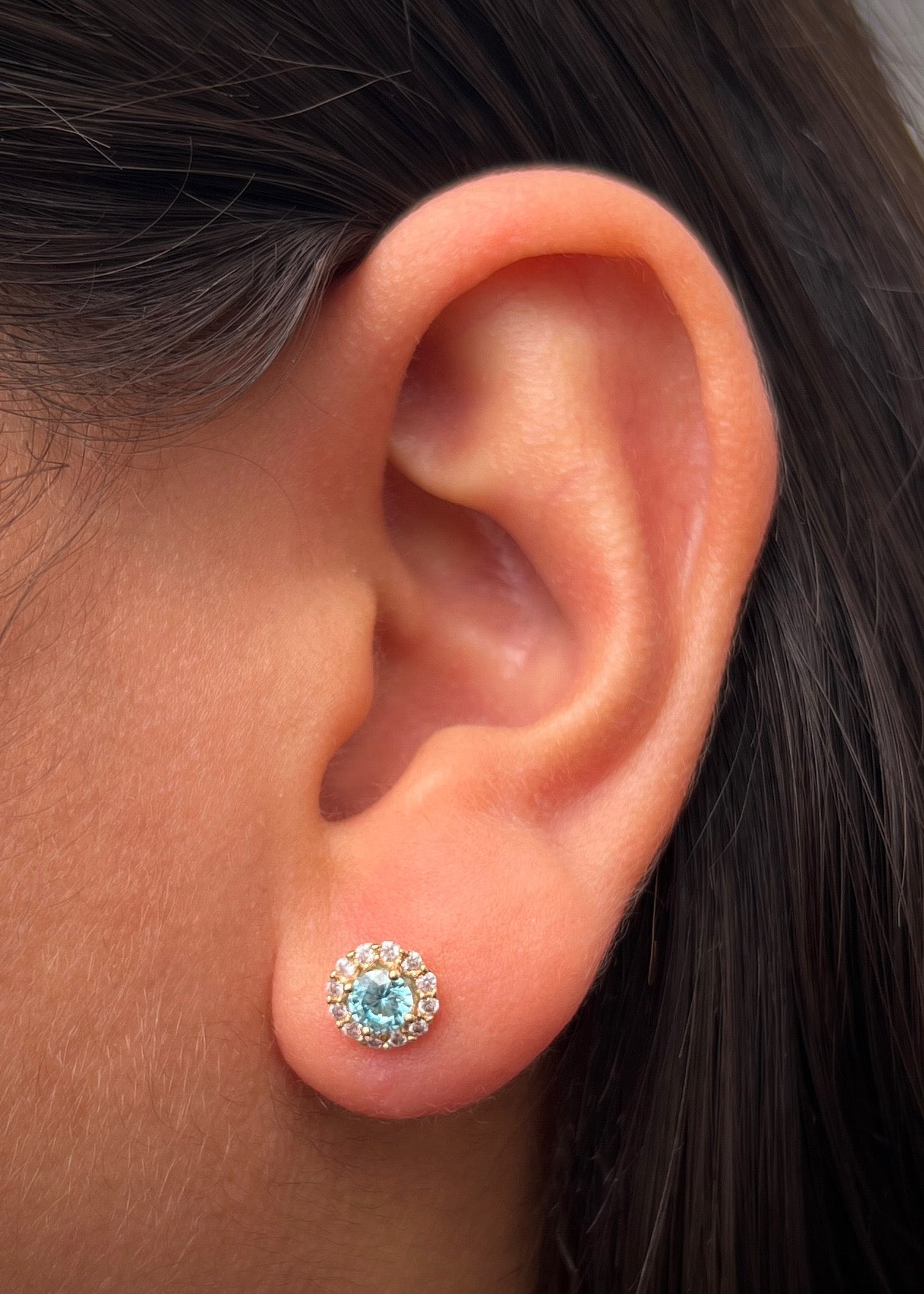 Topos flor con swarovski azul y blanco 2.2gr / Largo 0.7cm / Oro Amarillo Nac M