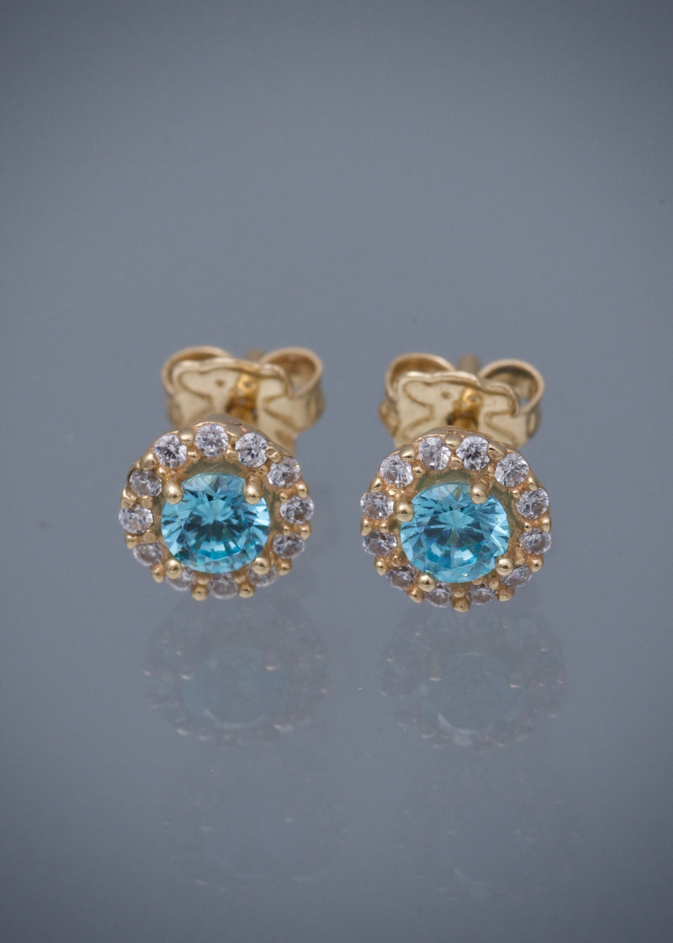 Topos flor con swarovski azul y blanco 2.2gr / Largo 0.7cm / Oro Amarillo Nac M