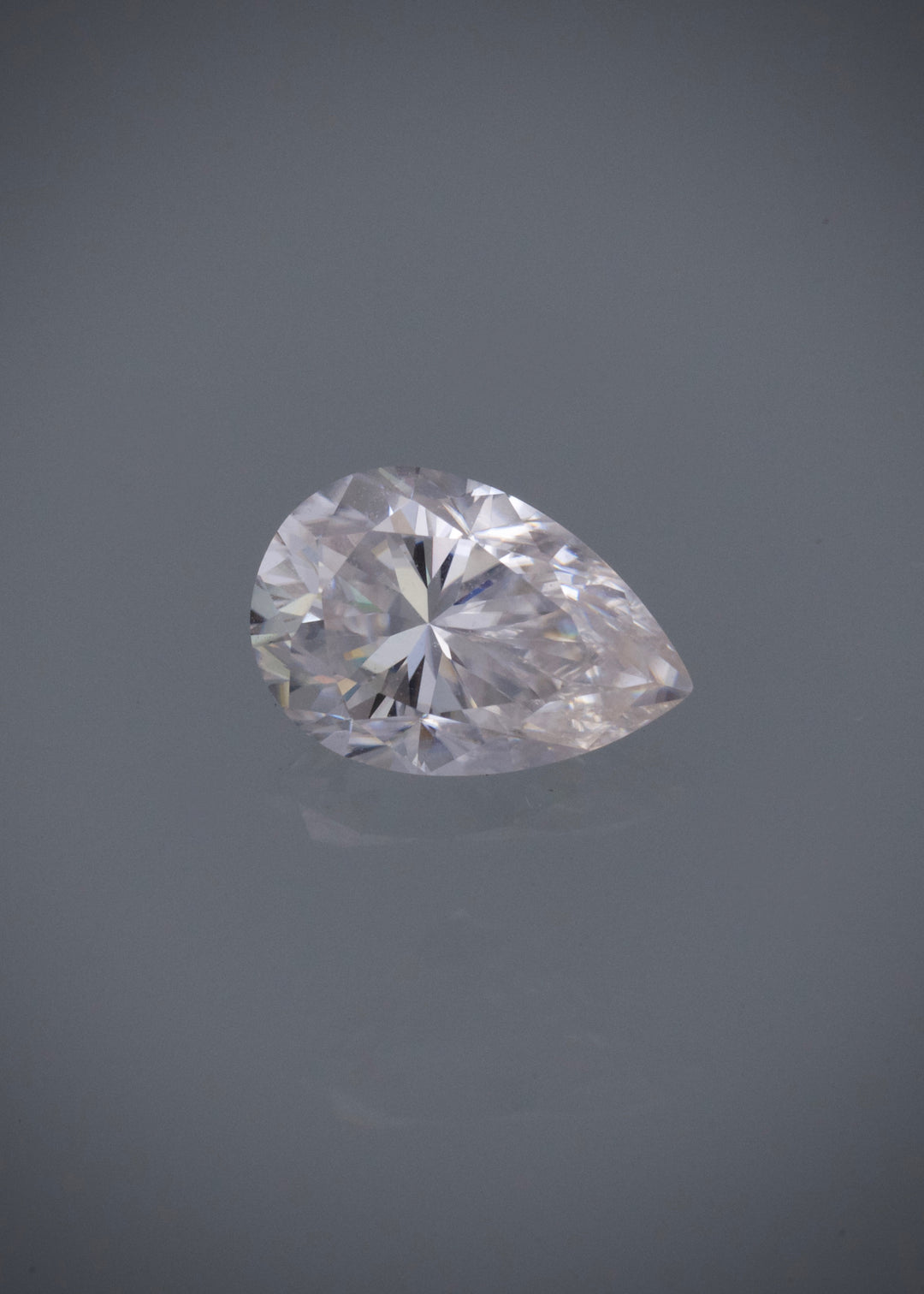 Moissanitas lagrima blanca con 135pts Largo 0.9cm / — Oro Amarillo