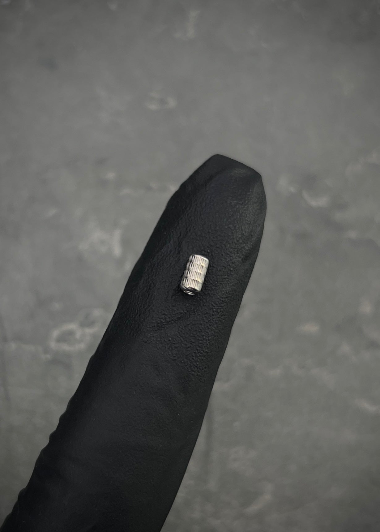 Herraje tubo diamantado 0.1gr / Largo 0.5cm / Oro Blanco Nac B