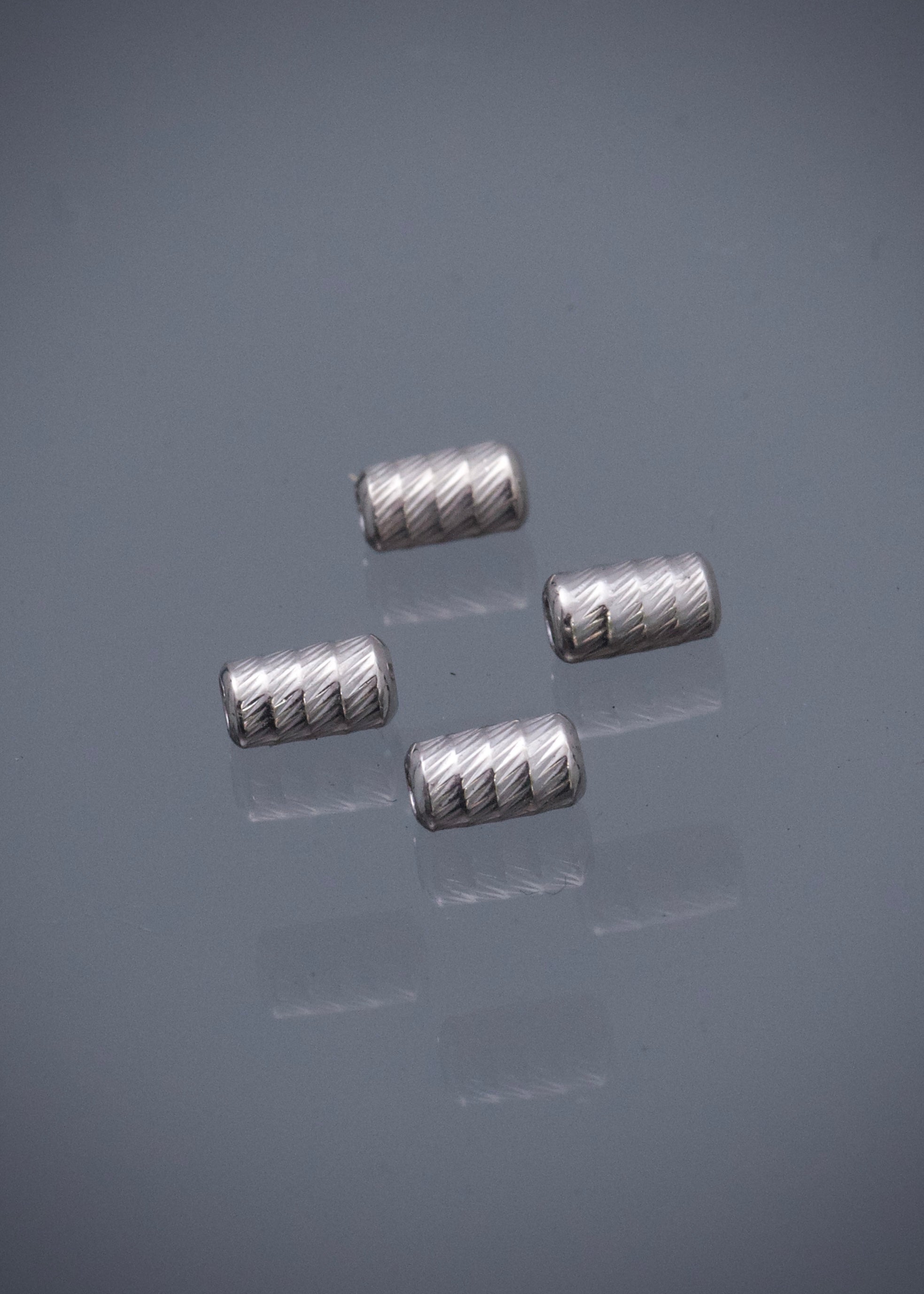 Herraje tubo diamantado 0.1gr / Largo 0.5cm / Oro Blanco Nac B