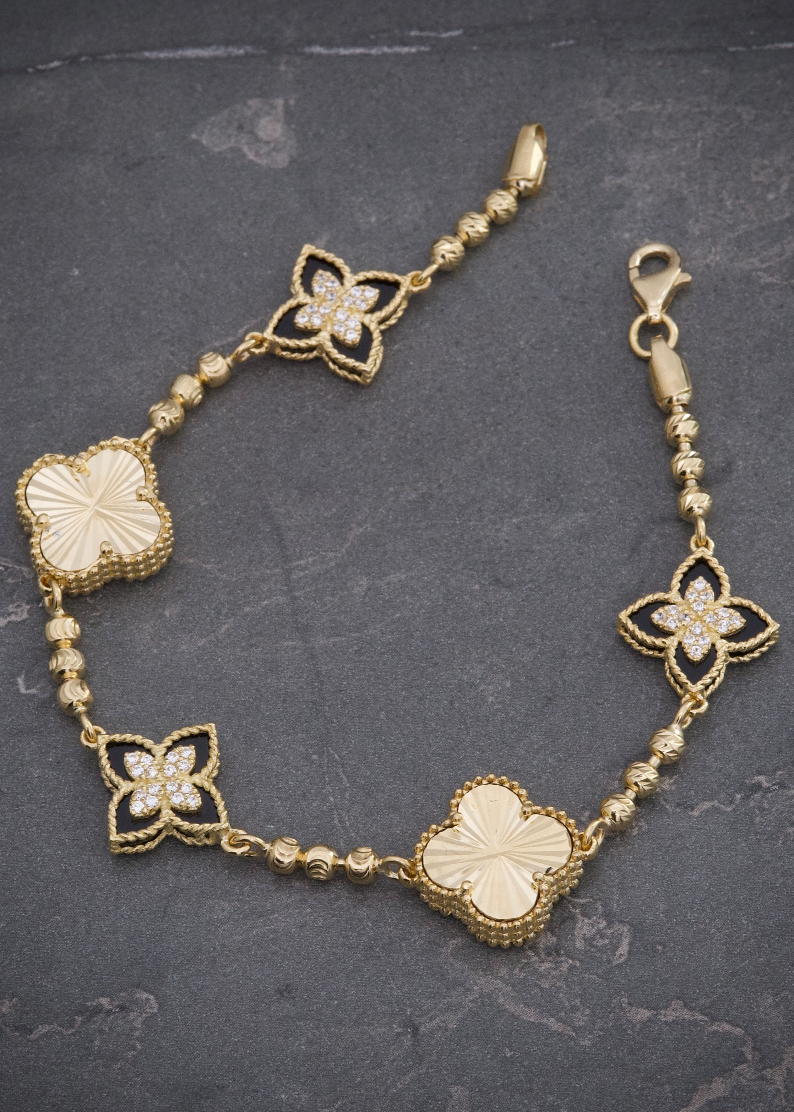 Pulso lucky clover piedra negra y diamantado 13.65gr / Largo 18.5cm / Oro Amarillo (Joya) B
