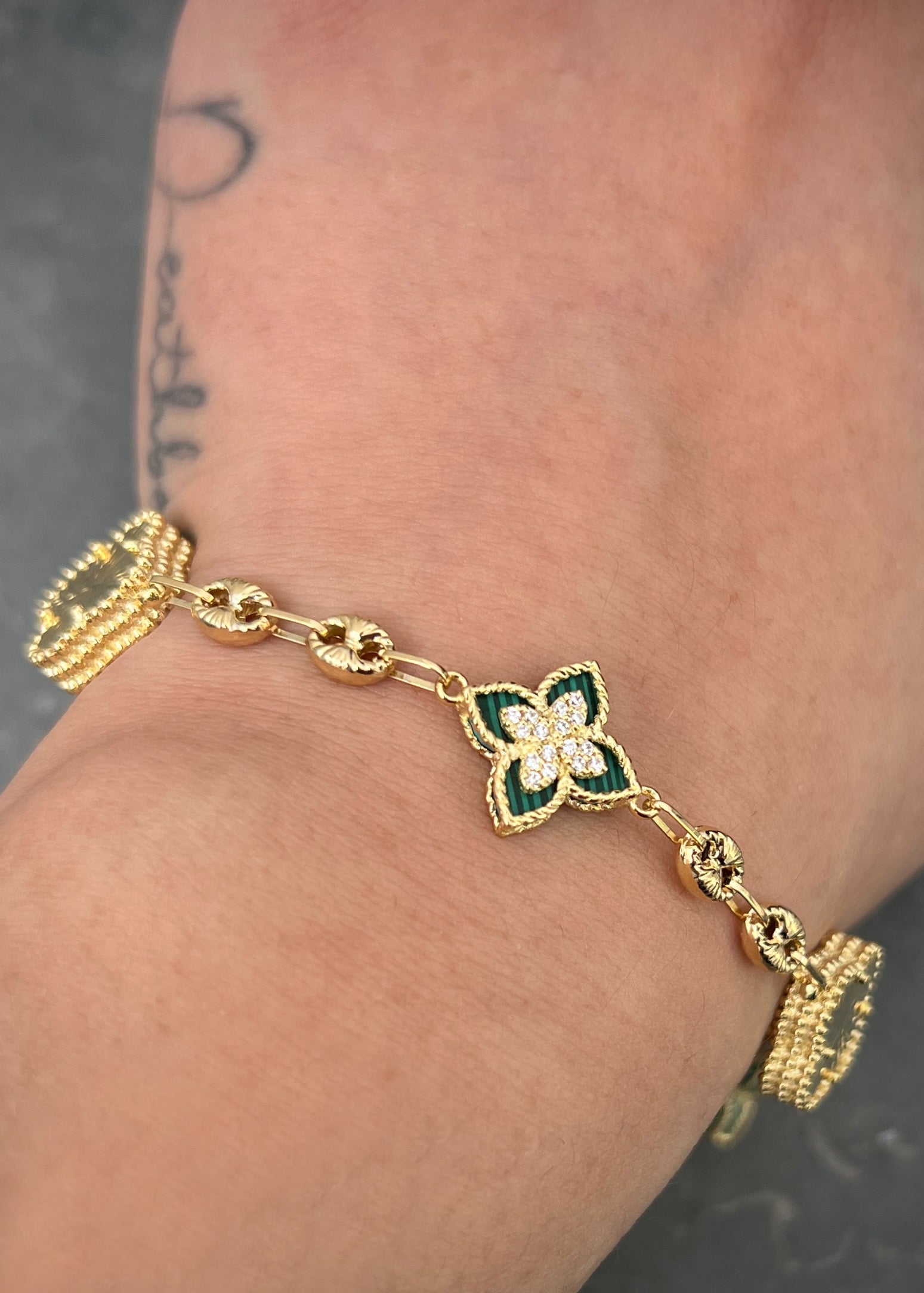 Pulso lucky clover piedra verde y diamantado 12.4gr / Largo 20cm / Oro Amarillo (Joya) M