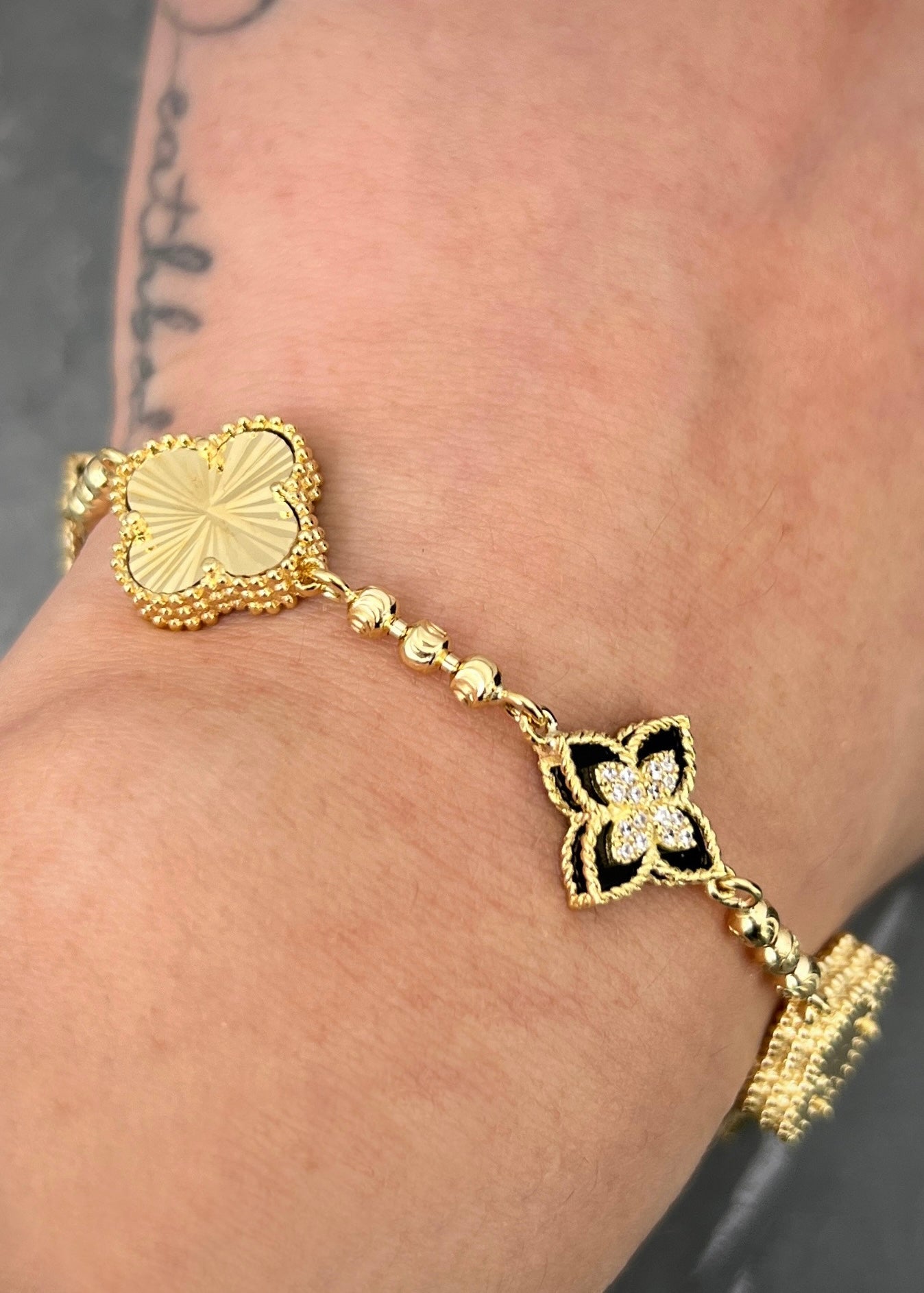 Pulso lucky clover piedra negra y diamantado 13.65gr / Largo 18.5cm / Oro Amarillo (Joya) B