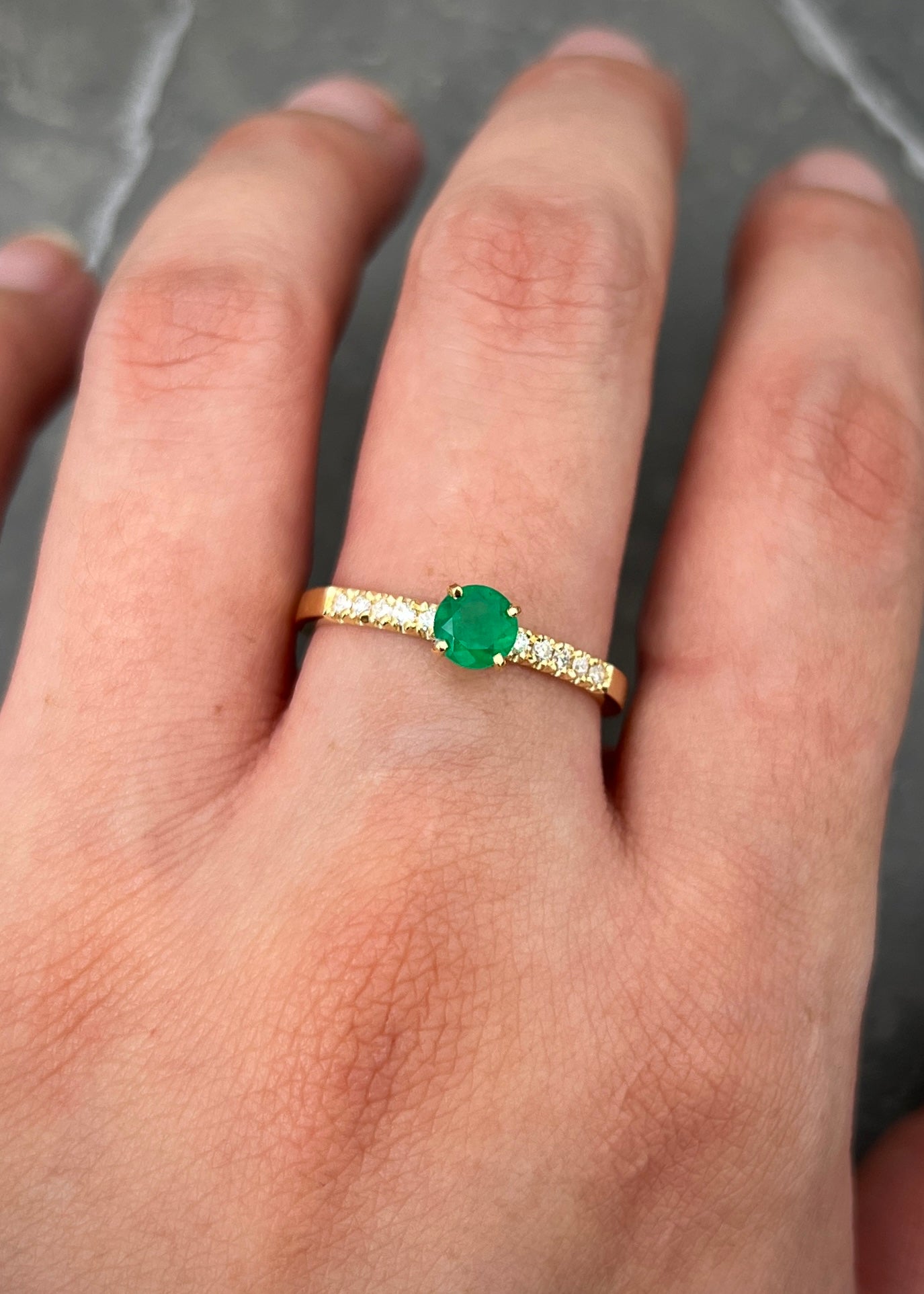 Solitario con 38pts de esmeralda y 12pts de diamantes 2.8gr / TALLA 7 3/4 / Oro Amarillo (Joya) M