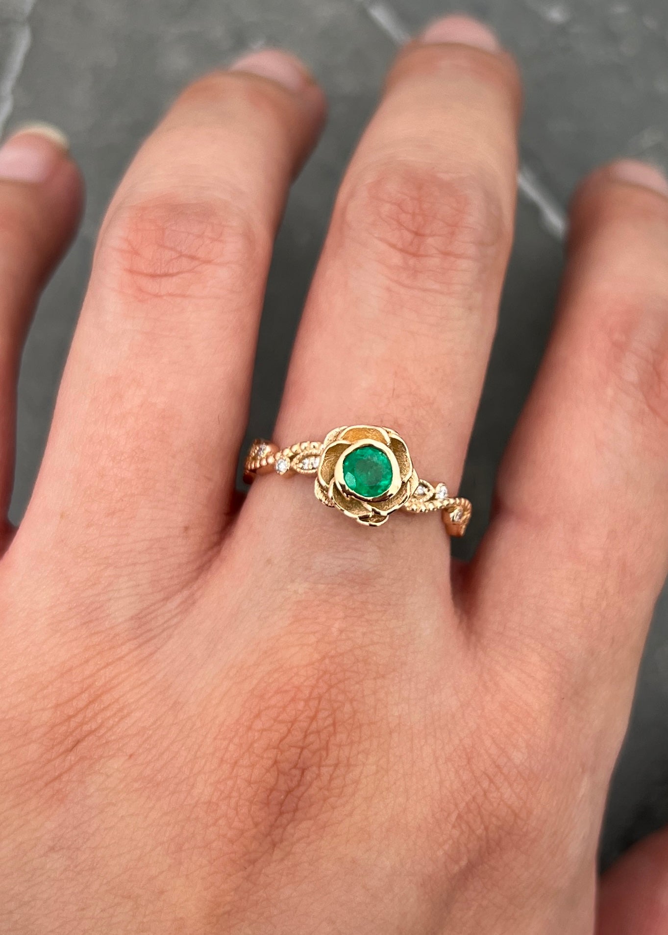 Solitario con 26pts de esmeralda y 10pts de diamantes 3.15gr / TALLA 7 / Oro Rosado (Joya) M