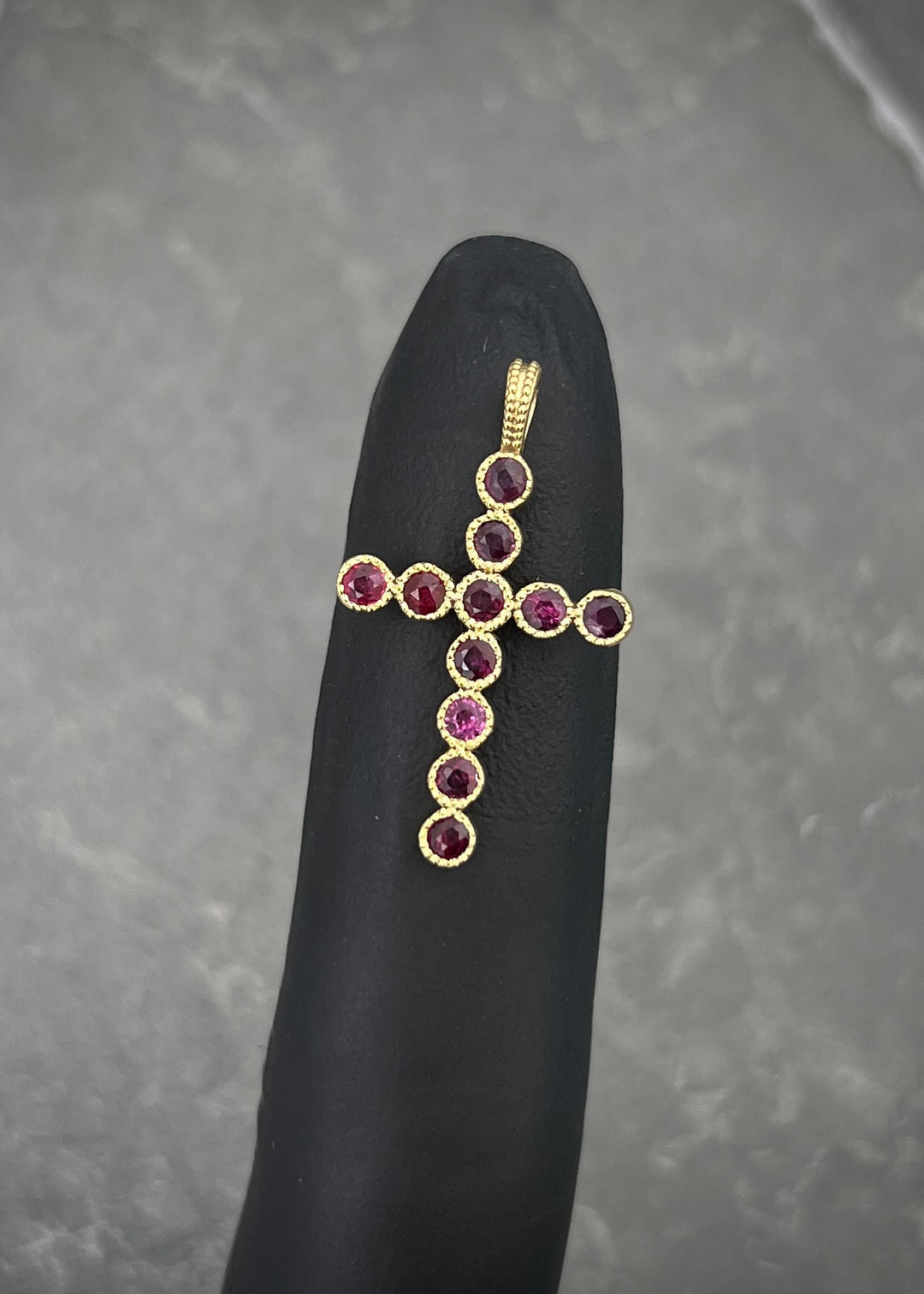 Dije cruz con 66pts de rubies 1.65gr / Largo 2.6cm — Oro Amarillo