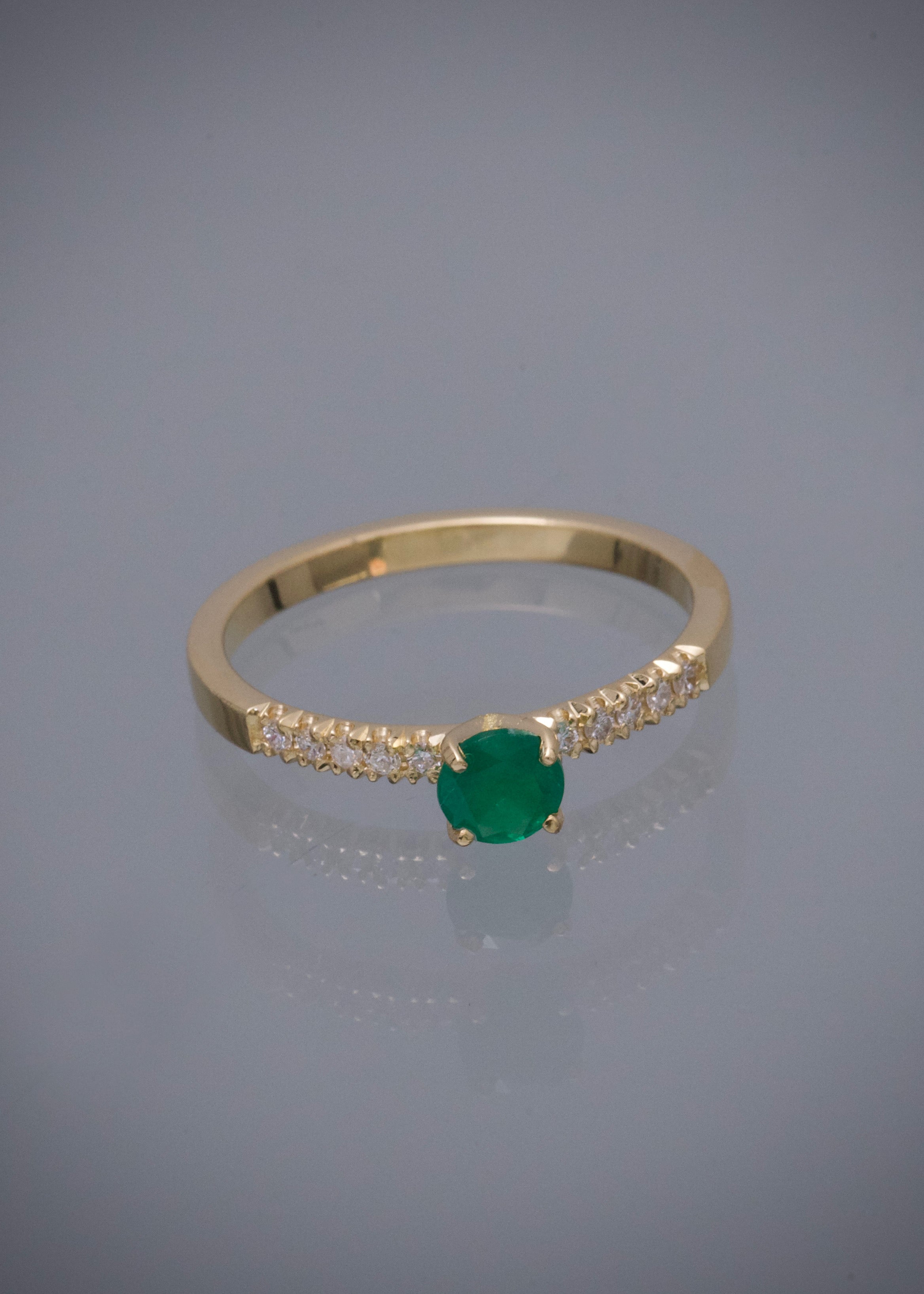 Solitario con 38pts de esmeralda y 12pts de diamantes 2.8gr / TALLA 7 3/4 / Oro Amarillo (Joya) M