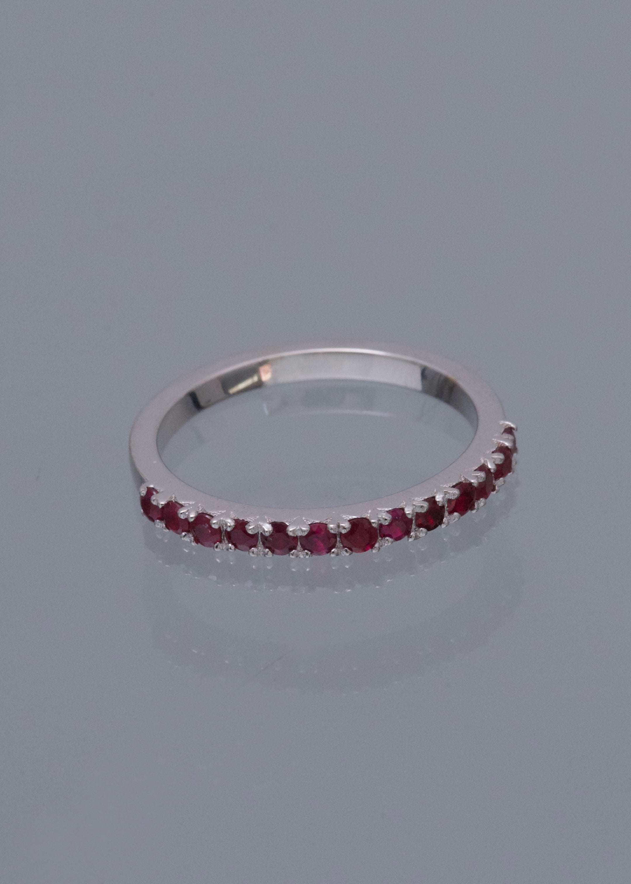Anillo con 46pts de rubies 2.8gr / TALLA 6 3/4 / Oro Blanco (Joya) M