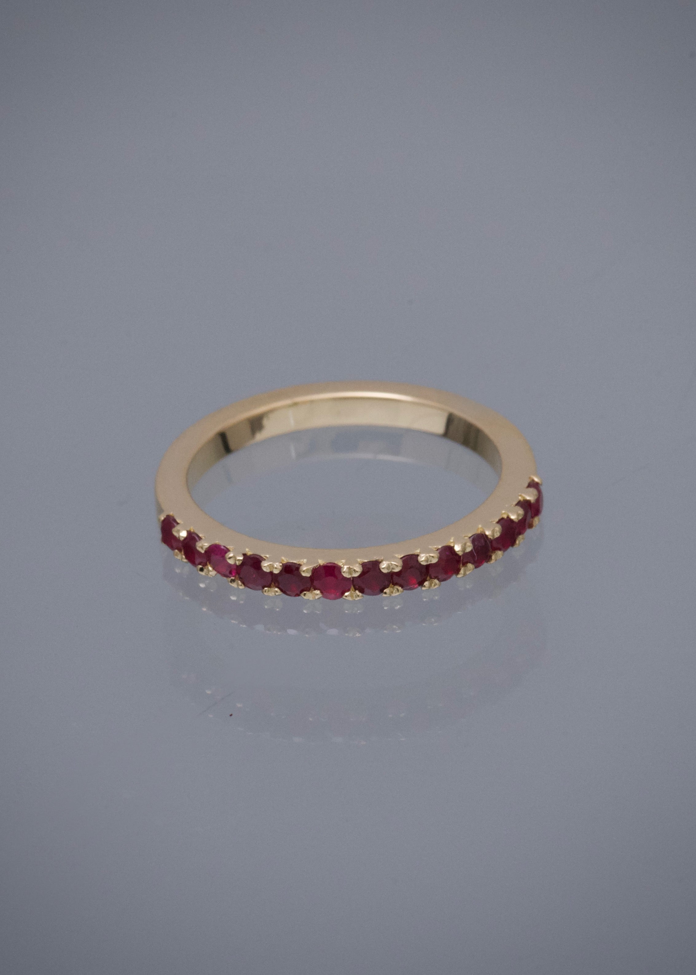 Anillo con 48pts de rubies 2.9gr / TALLA 5 1/2 / Oro Amarillo (Joya) M