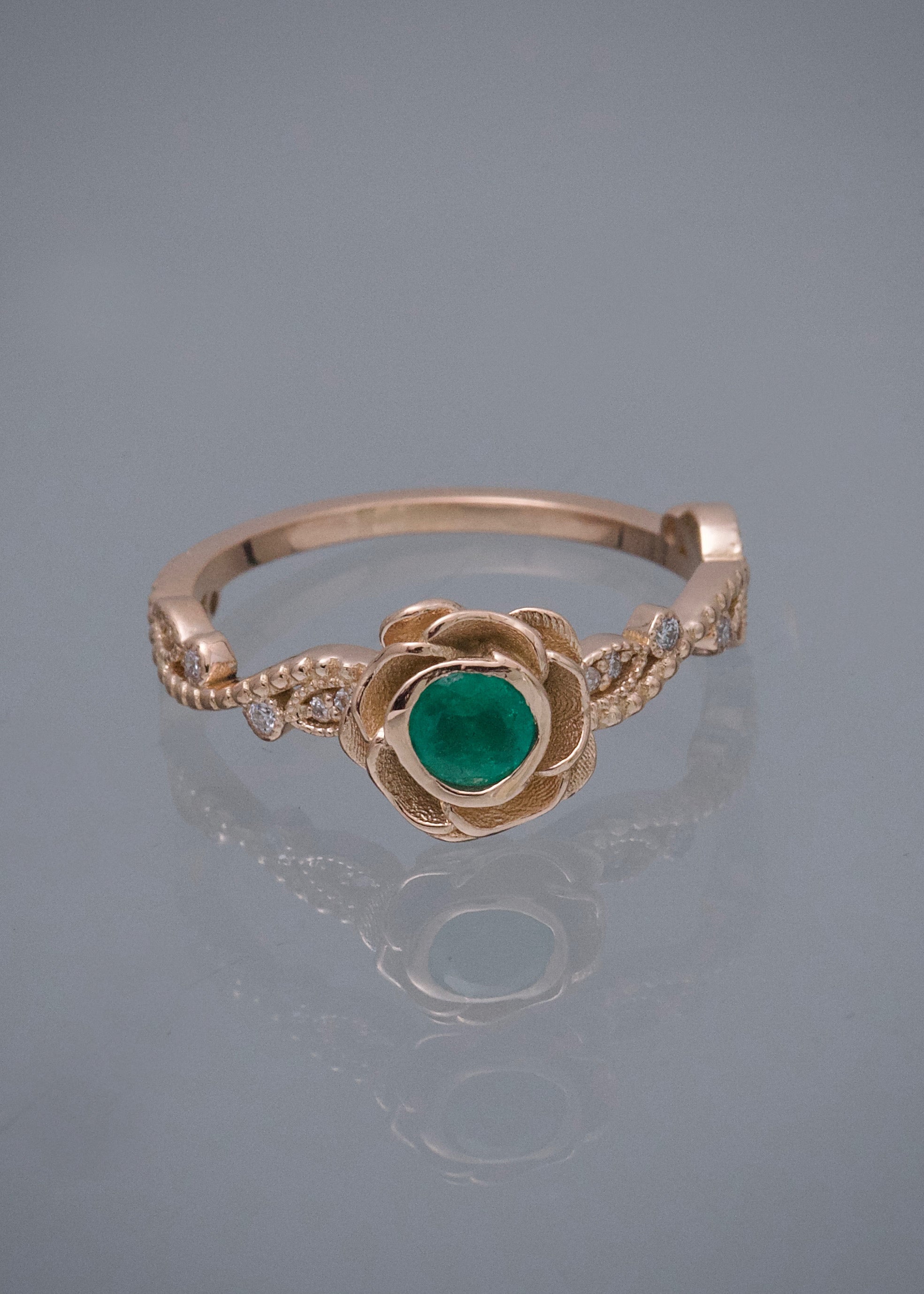 Solitario con 26pts de esmeralda y 10pts de diamantes 3.15gr / TALLA 7 / Oro Rosado (Joya) M