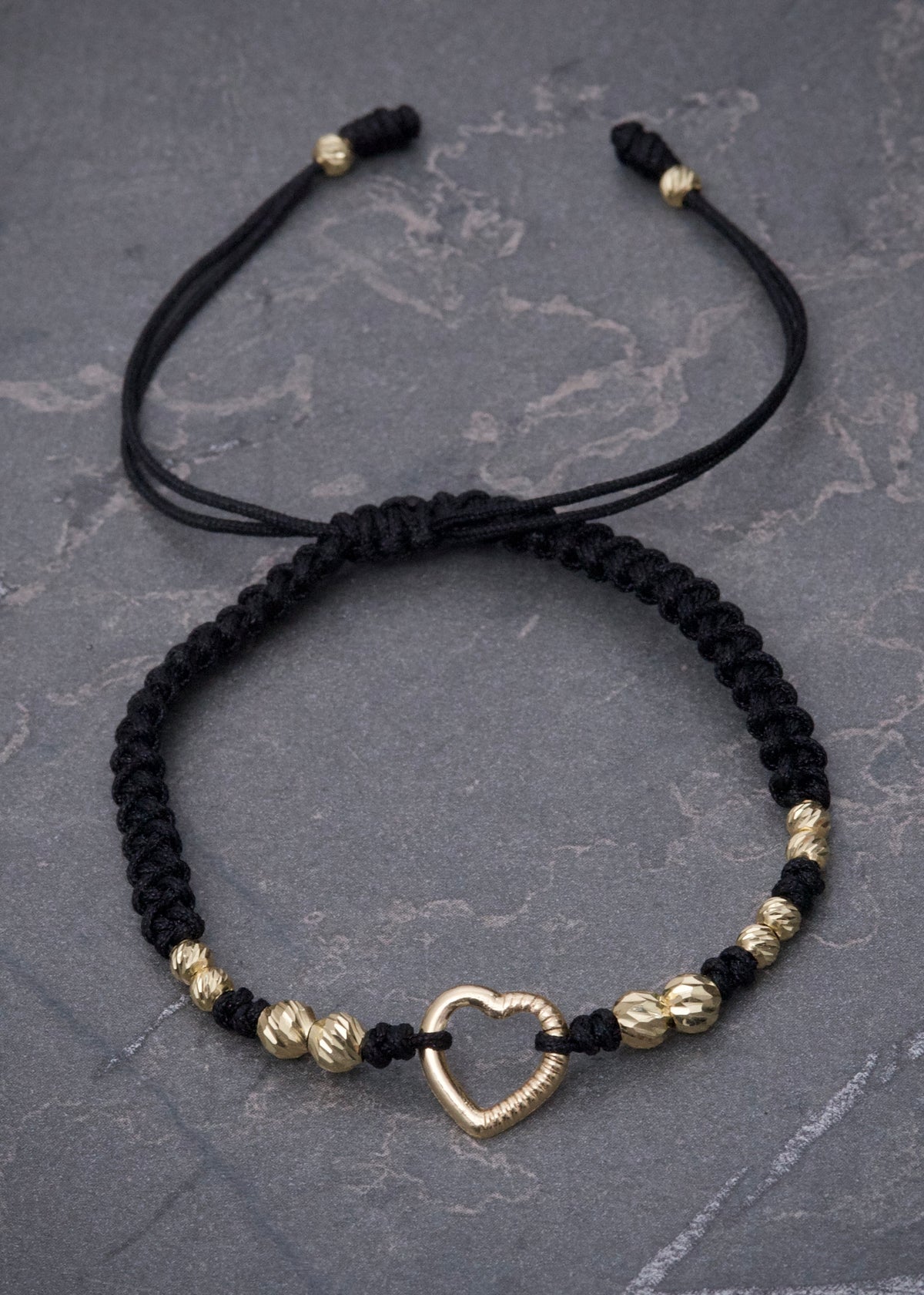 Pulsera en Hilo Negro con Herraje Corazon 0.9gr — Oro Amarillo