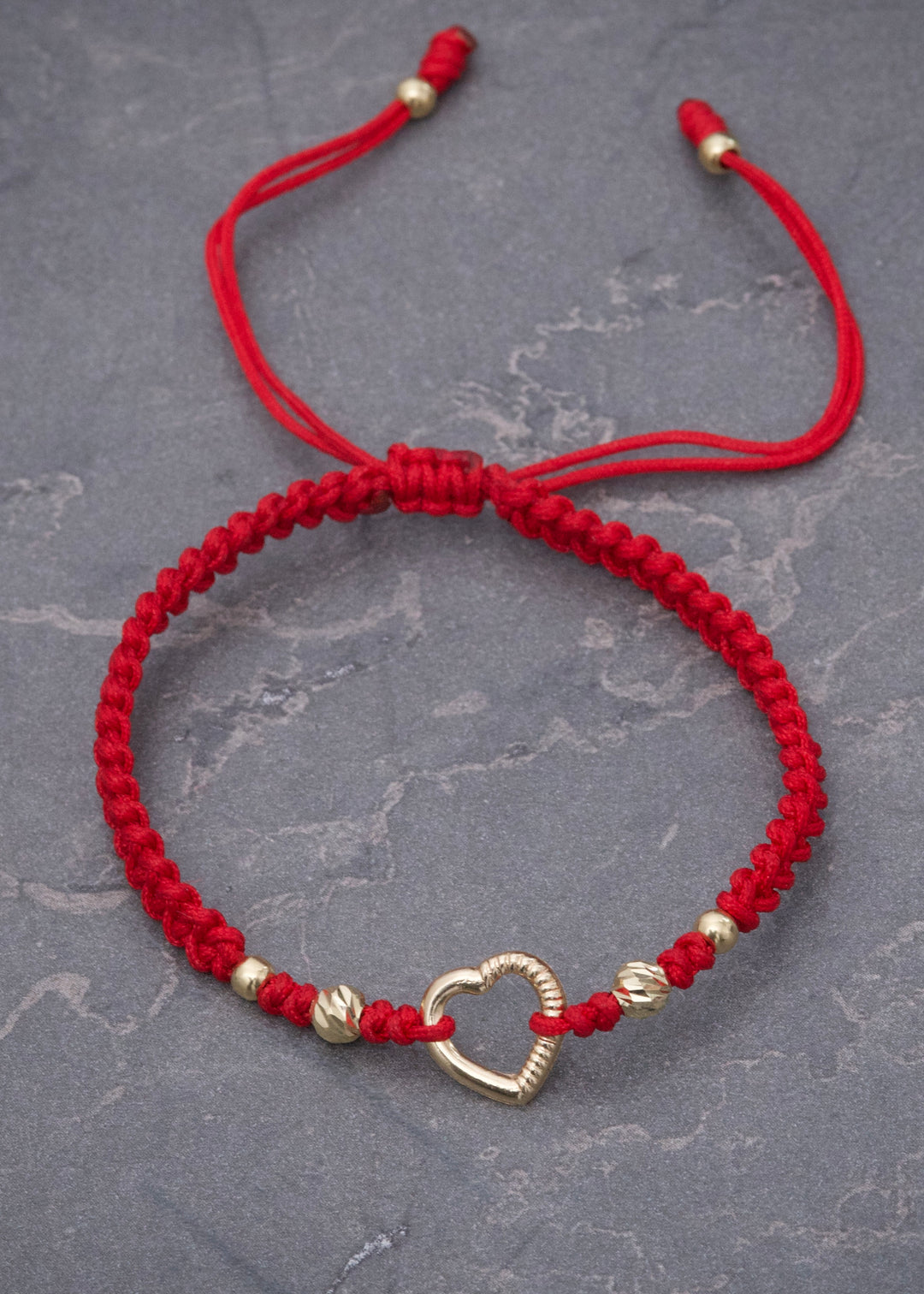 Pulsera en Hilo Rojo con Herraje Corazon 0.55gr — Oro Amarillo