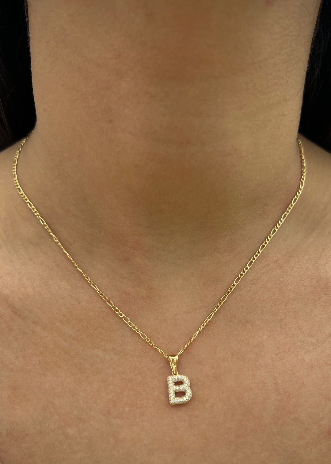 Dije letra B con swarovski blanco 1.4gr / Largo 1.7cm — Oro Amarillo