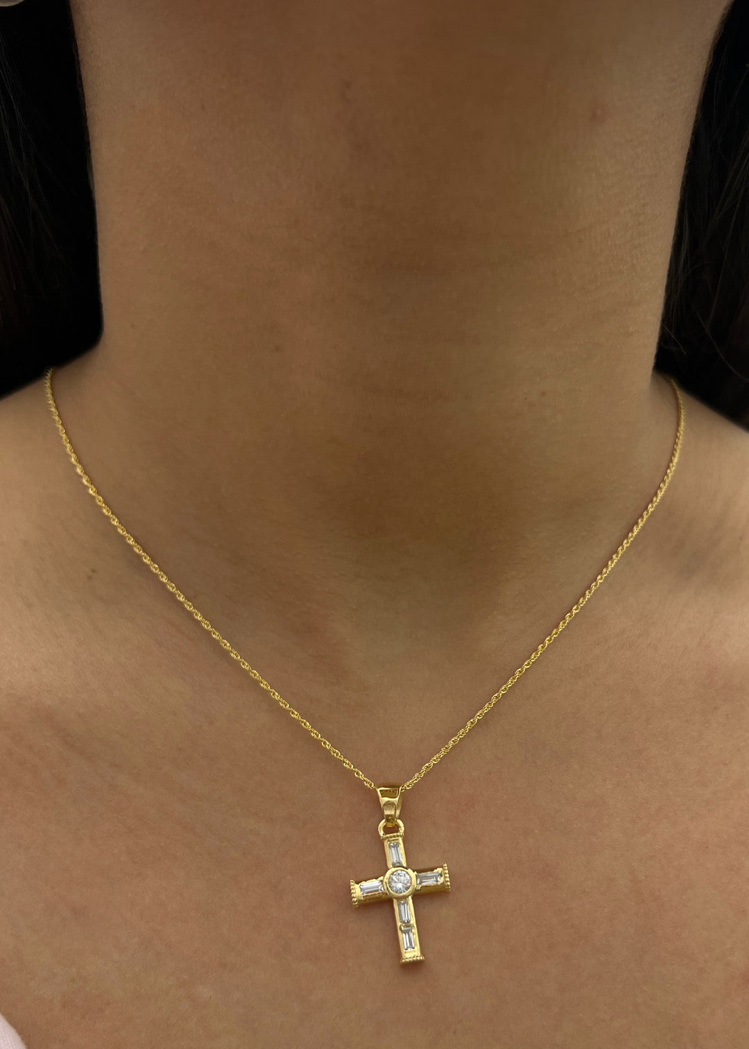 Dije cruz con swarovski blanco 2.6gr / Largo 3cm — Oro Amarillo