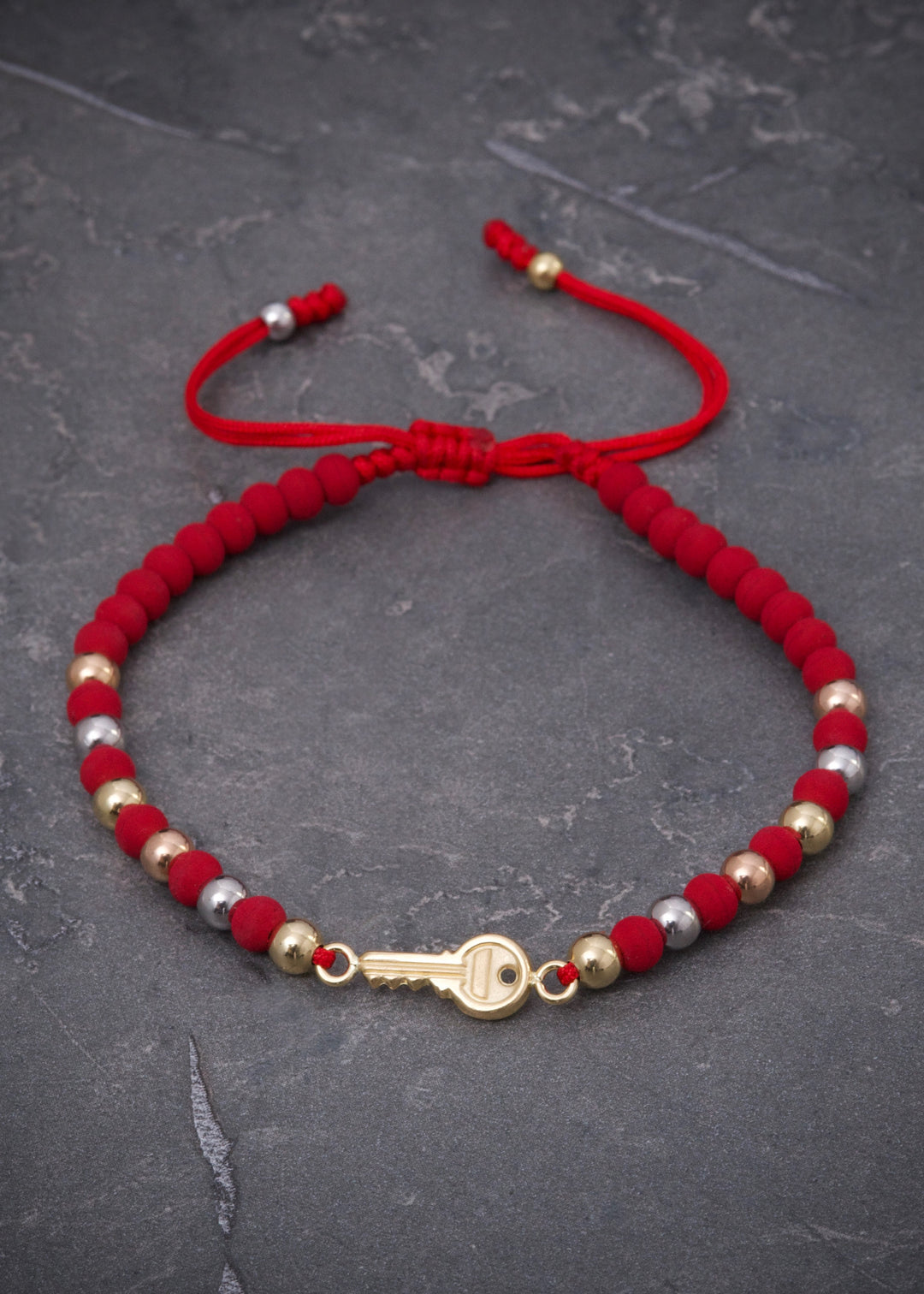 Pulsera en hilo rojo con herraje llave 1.55gr — Tres Oros