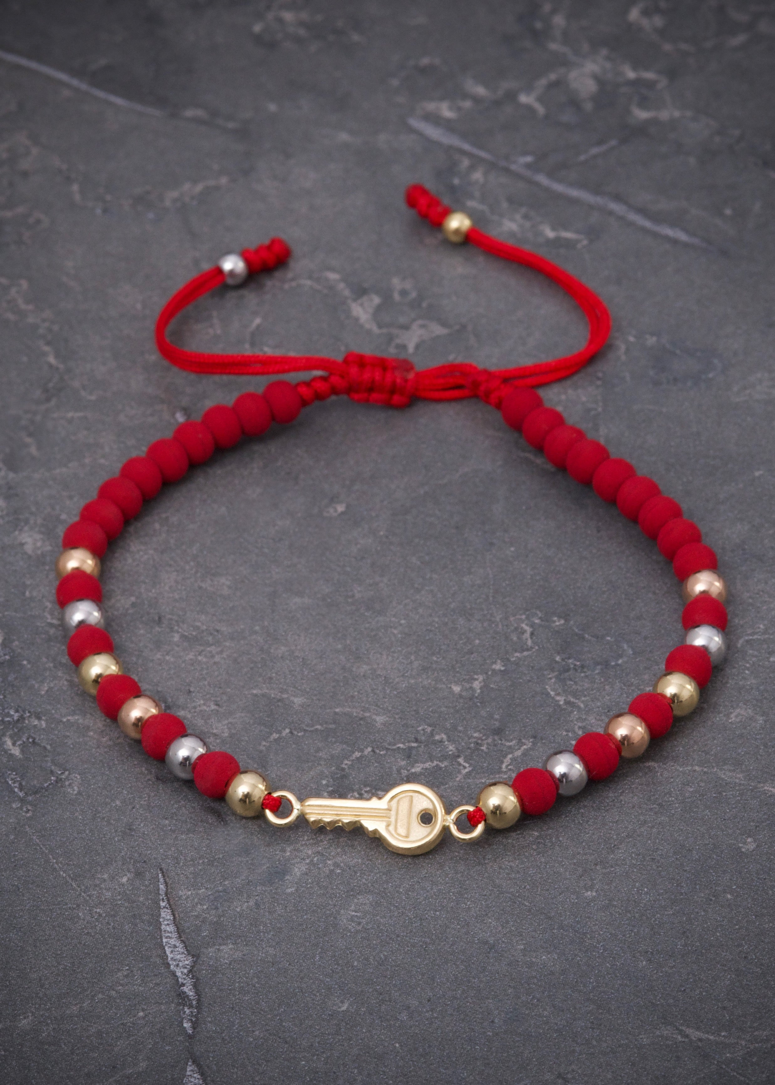 Pulsera en hilo rojo con herraje llave 1.55gr / Tres Oros (Joya) P