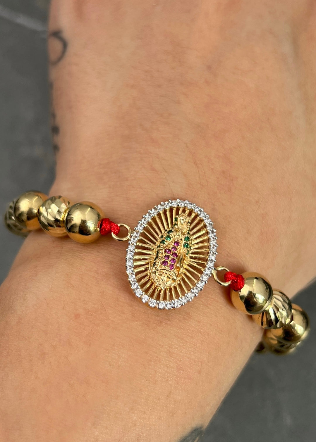 Pulsera en hilo rojo con herraje virgen de guadalupe 9.9gr — Oro Amarillo