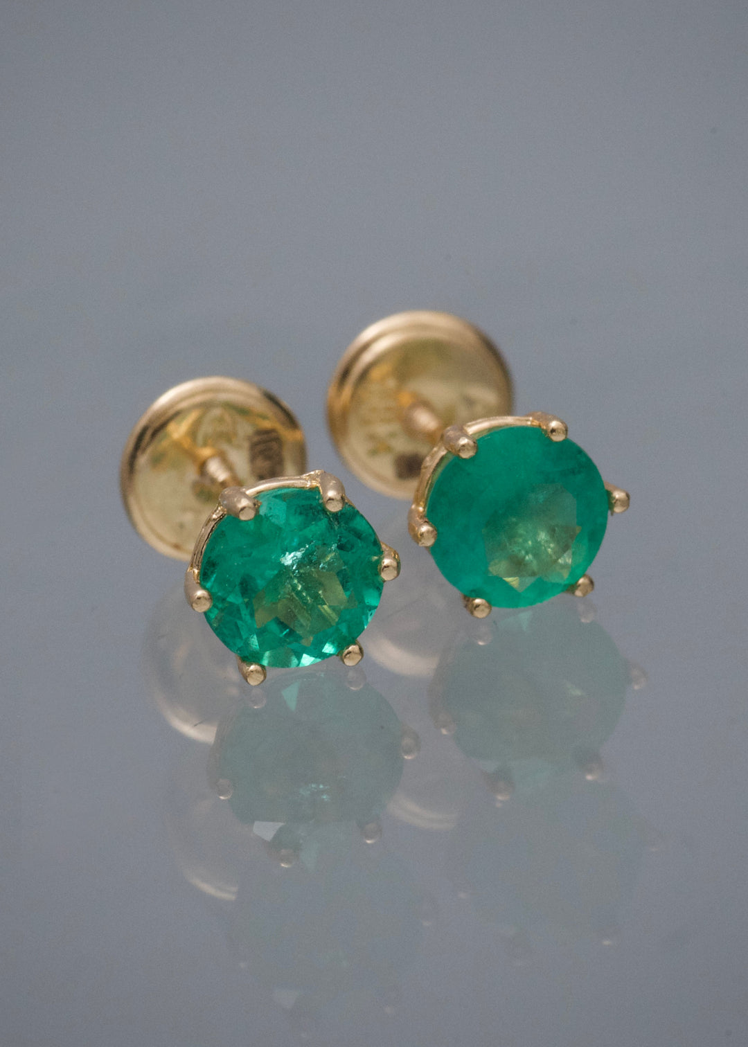 Topos con 103pts de Esmeralda 0.95gr / 0.5cm / 5mm — Oro Amarillo