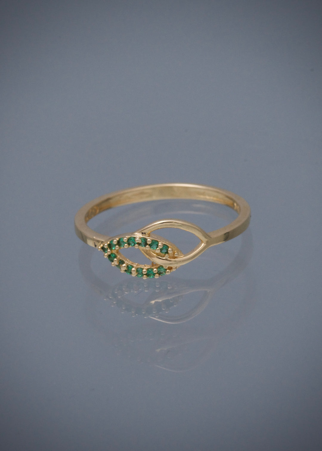 Anillo con swarovski verde y blanco 1.55gr / Talla 6 1/4 — Oro Amarillo