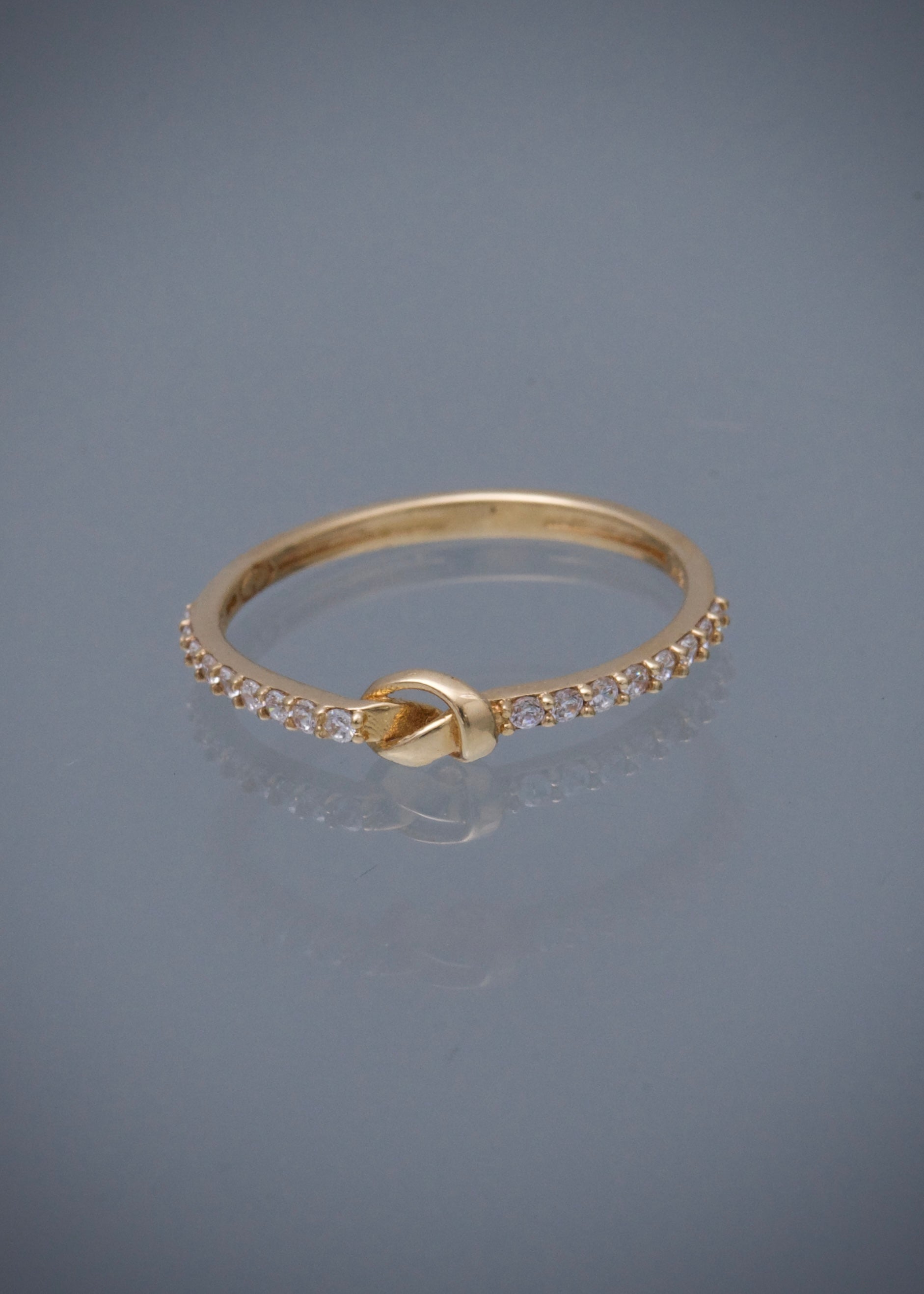 Anillo con swarovski blanco 1.25gr / Talla 6 / Oro Amarillo Nac P