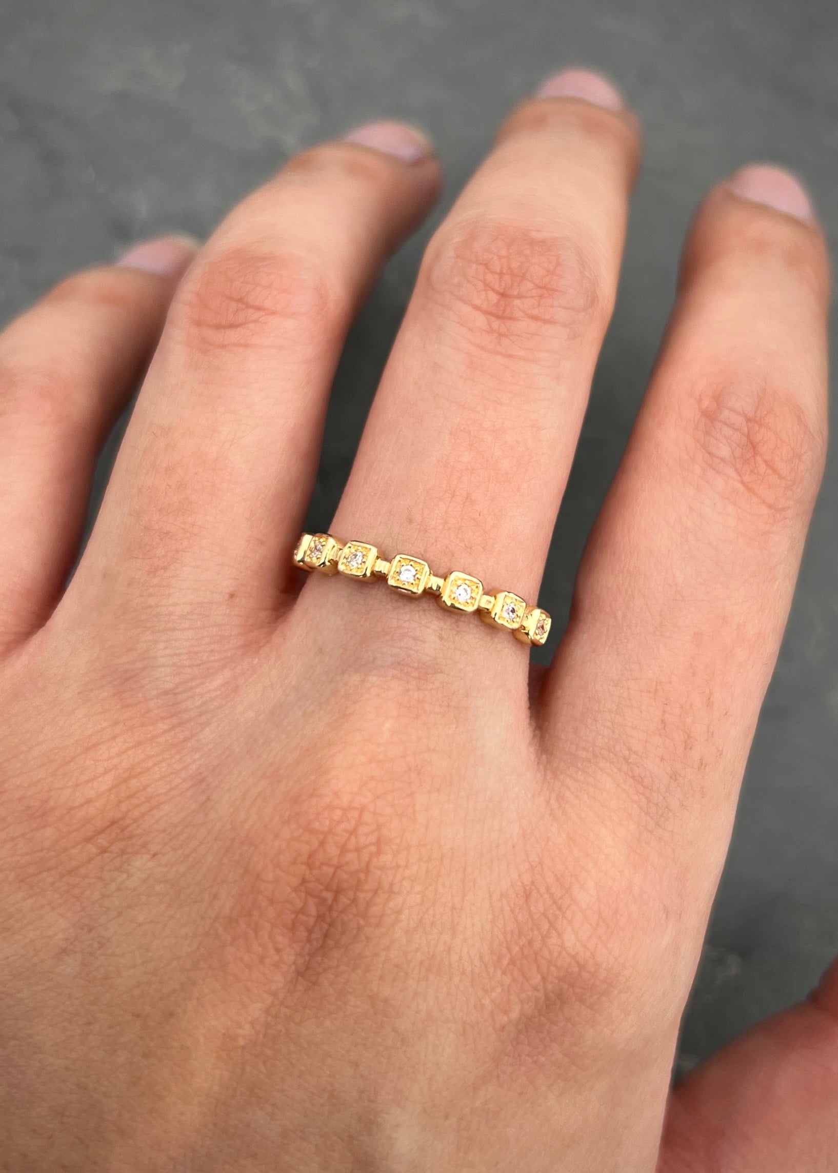 Anillo con swarovski blanco 1.7gr / Talla 7 3/4 / Oro Amarillo Nac P