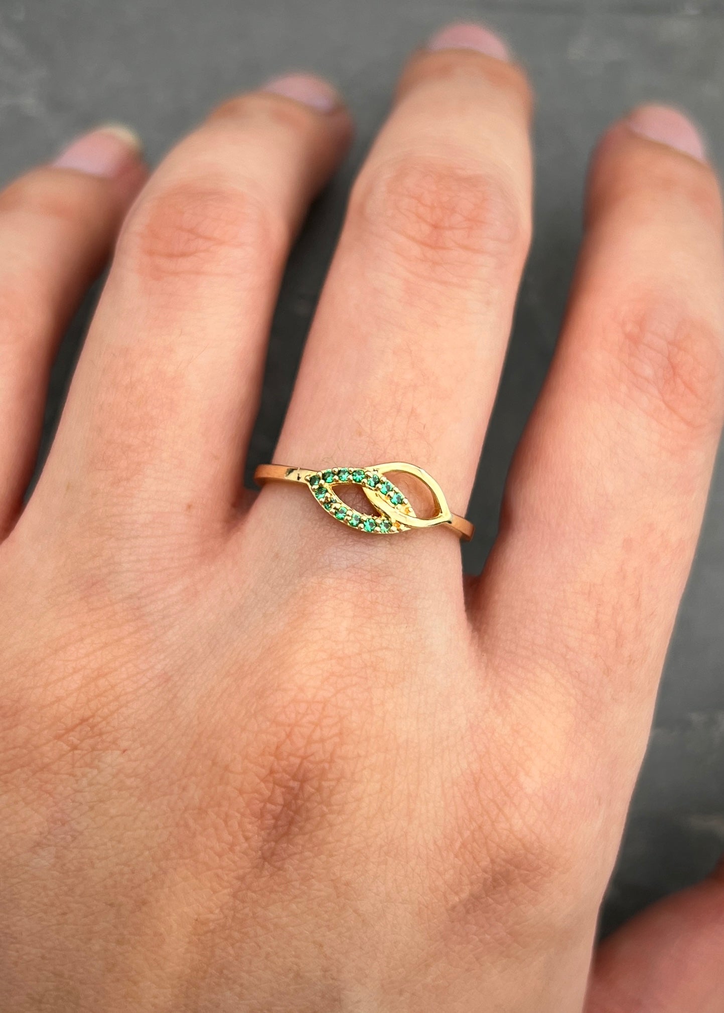 Anillo con swarovski verde y blanco 1.55gr / Talla 6 1/4 / Oro Amarillo Nac P