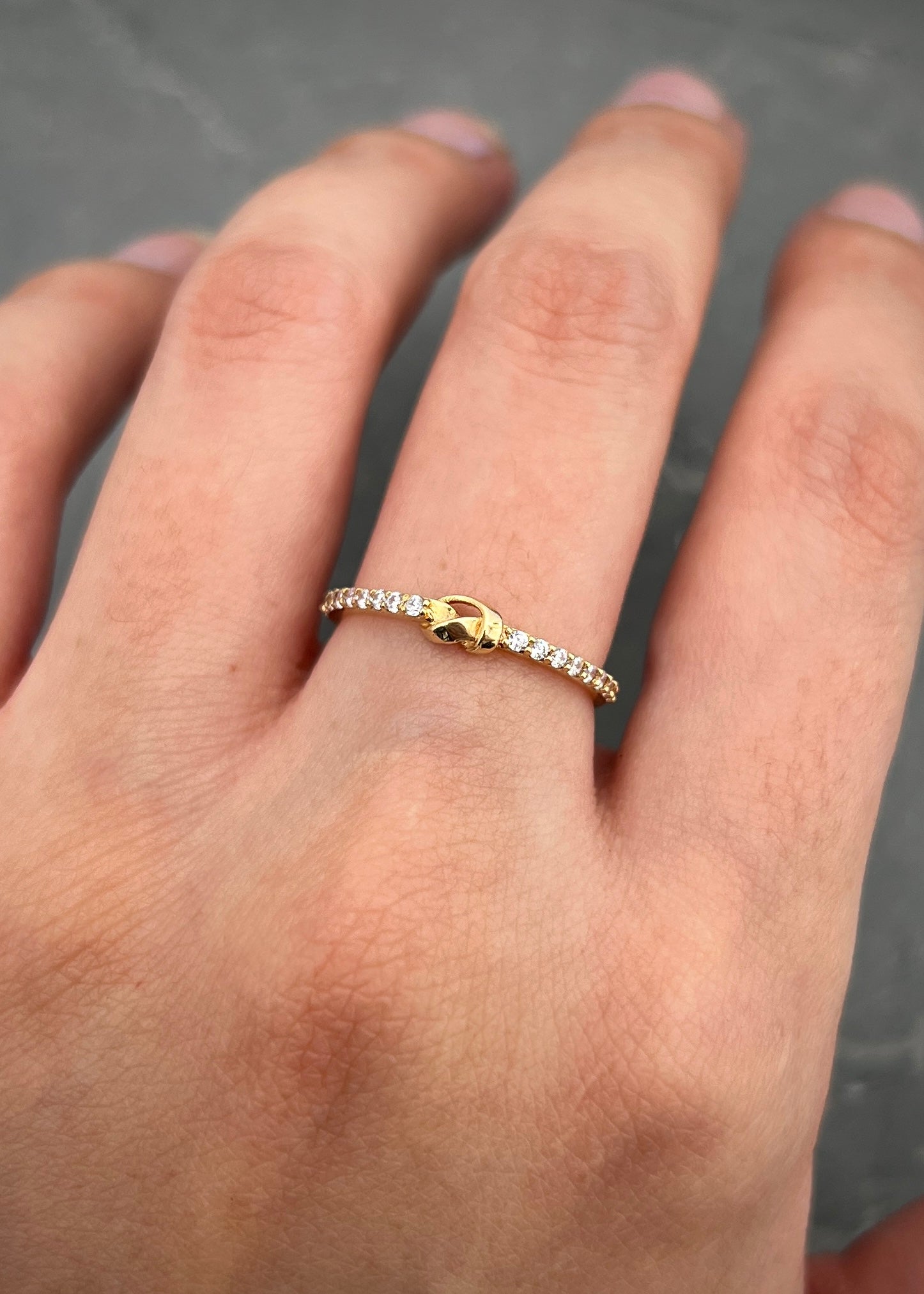 Anillo con swarovski blanco 1.25gr / Talla 6 / Oro Amarillo Nac P