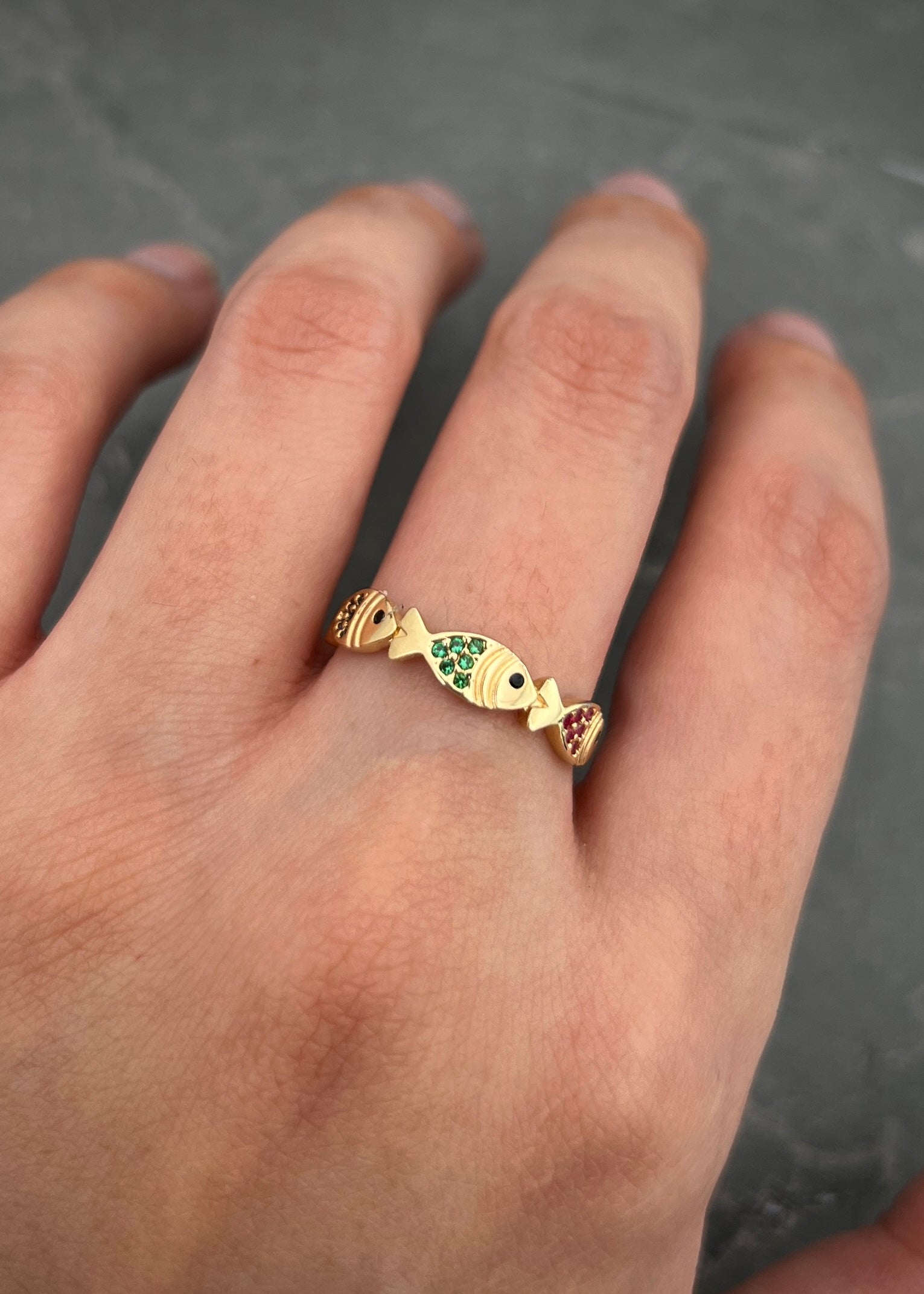 Anillo peces con swarovski multicolor 2.1gr / Talla 6 3/4 / Oro Amarillo Nac P