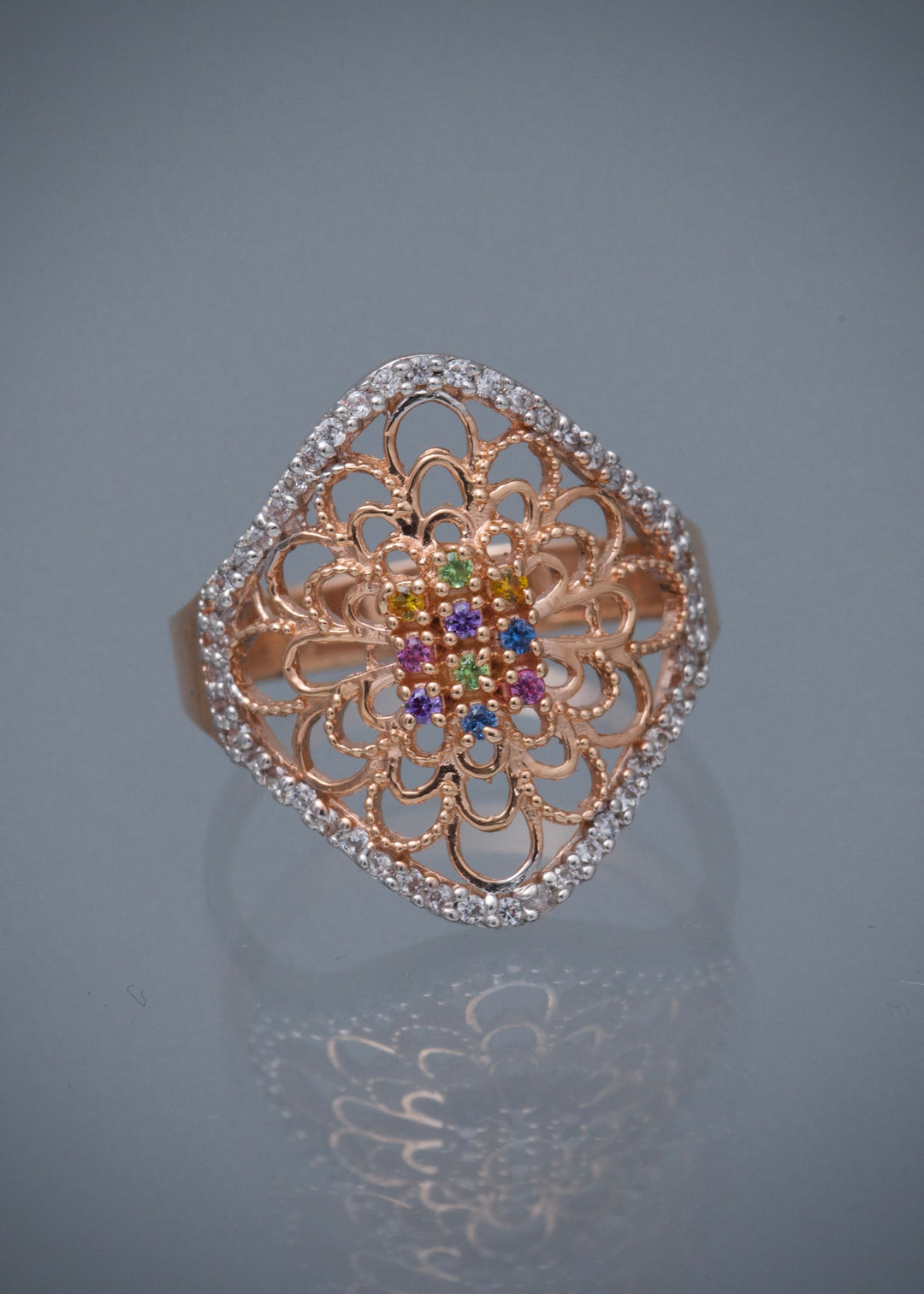 Anillo mandala con swarovski multicolor 3.7gr / Talla 7 — Oro Rosado