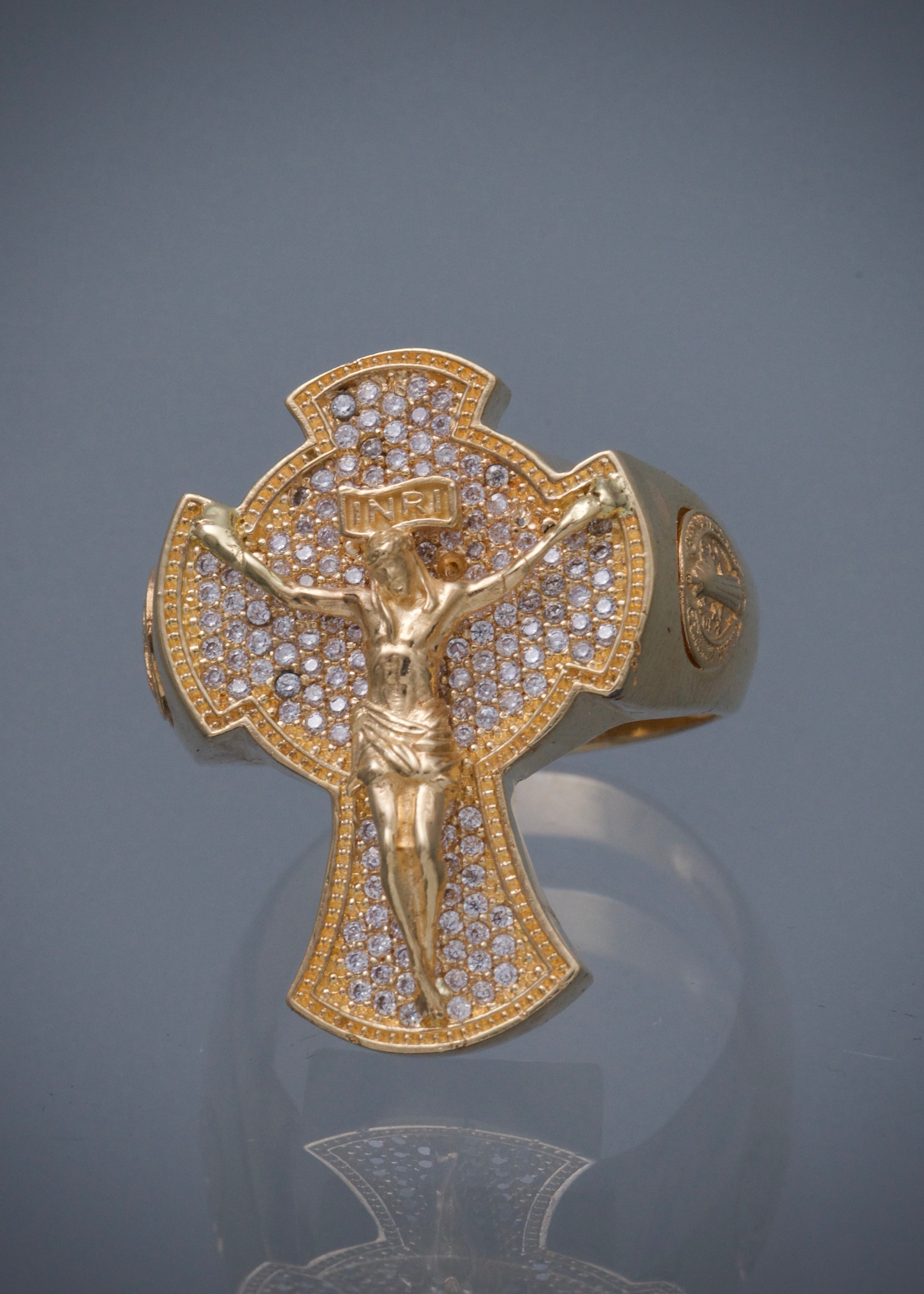 Anillo cruz con cristo y swarovski blanco 15.5gr / Talla 10 3/4 / Oro Amarillo Nac P