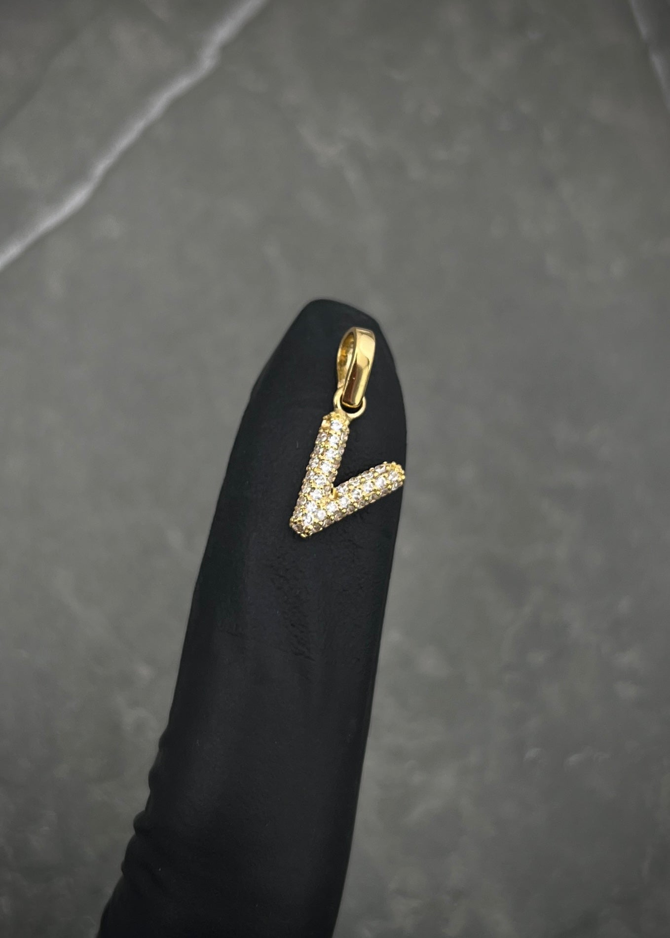 Dije letra V con swarovski blanco 1.1gr / Largo 1.6cm / Oro Amarillo Nac M